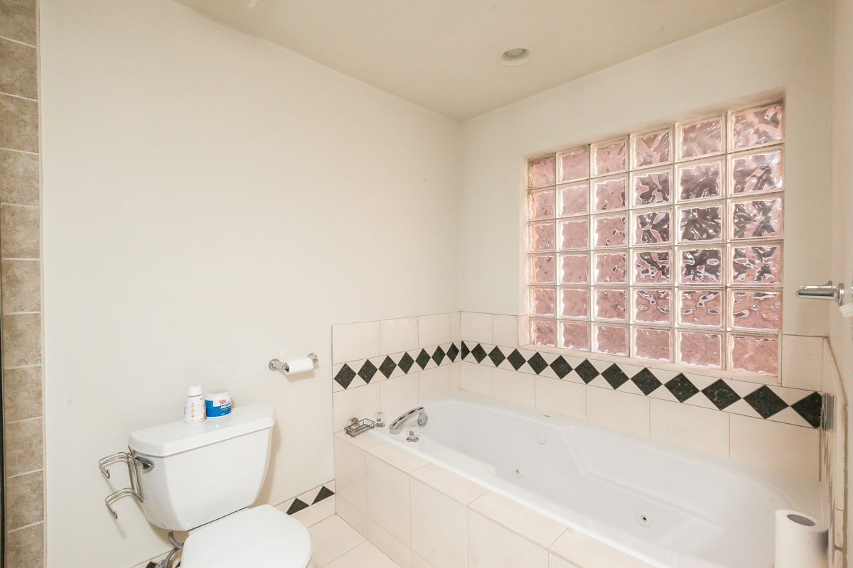811 W Superior Street Unit: 3