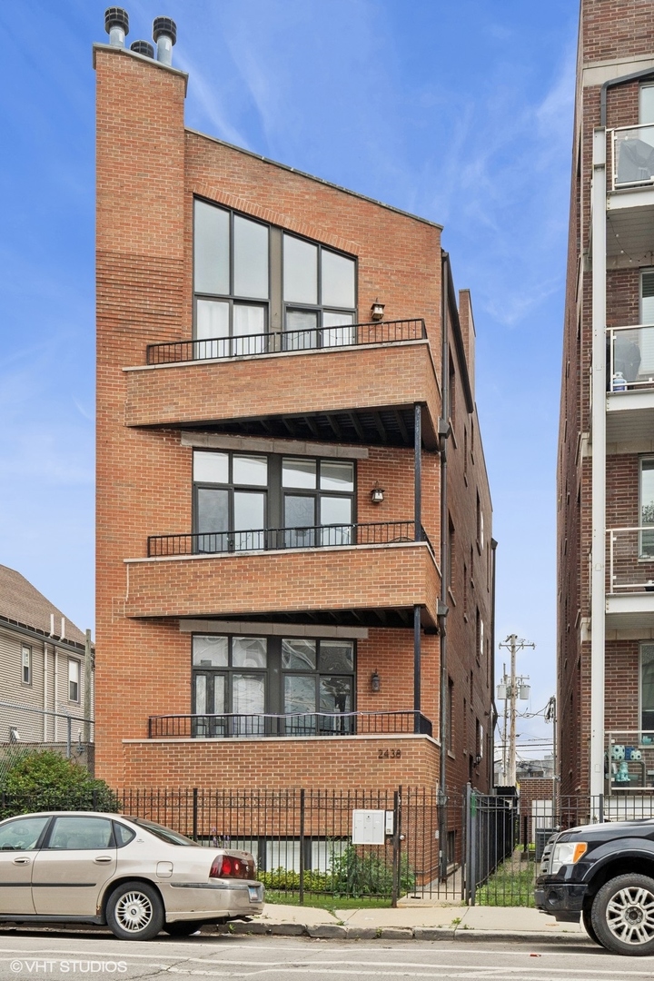 2438 N Clybourn Avenue Unit: 2