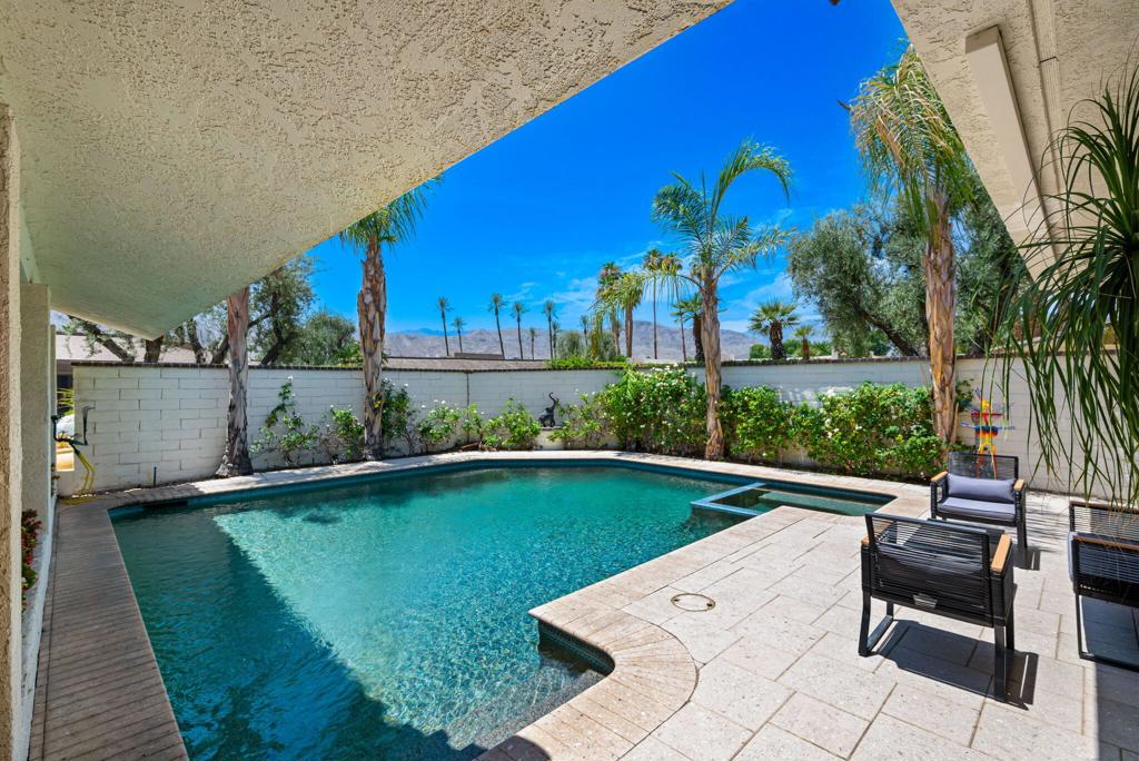 4 Reed Court