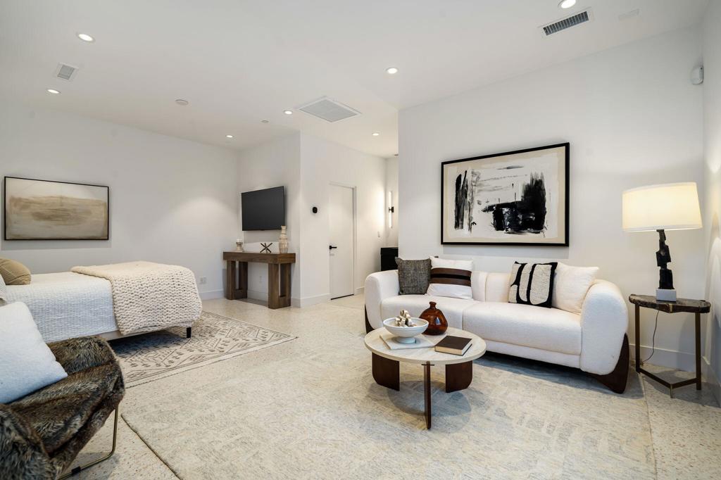 6 Garnet Court