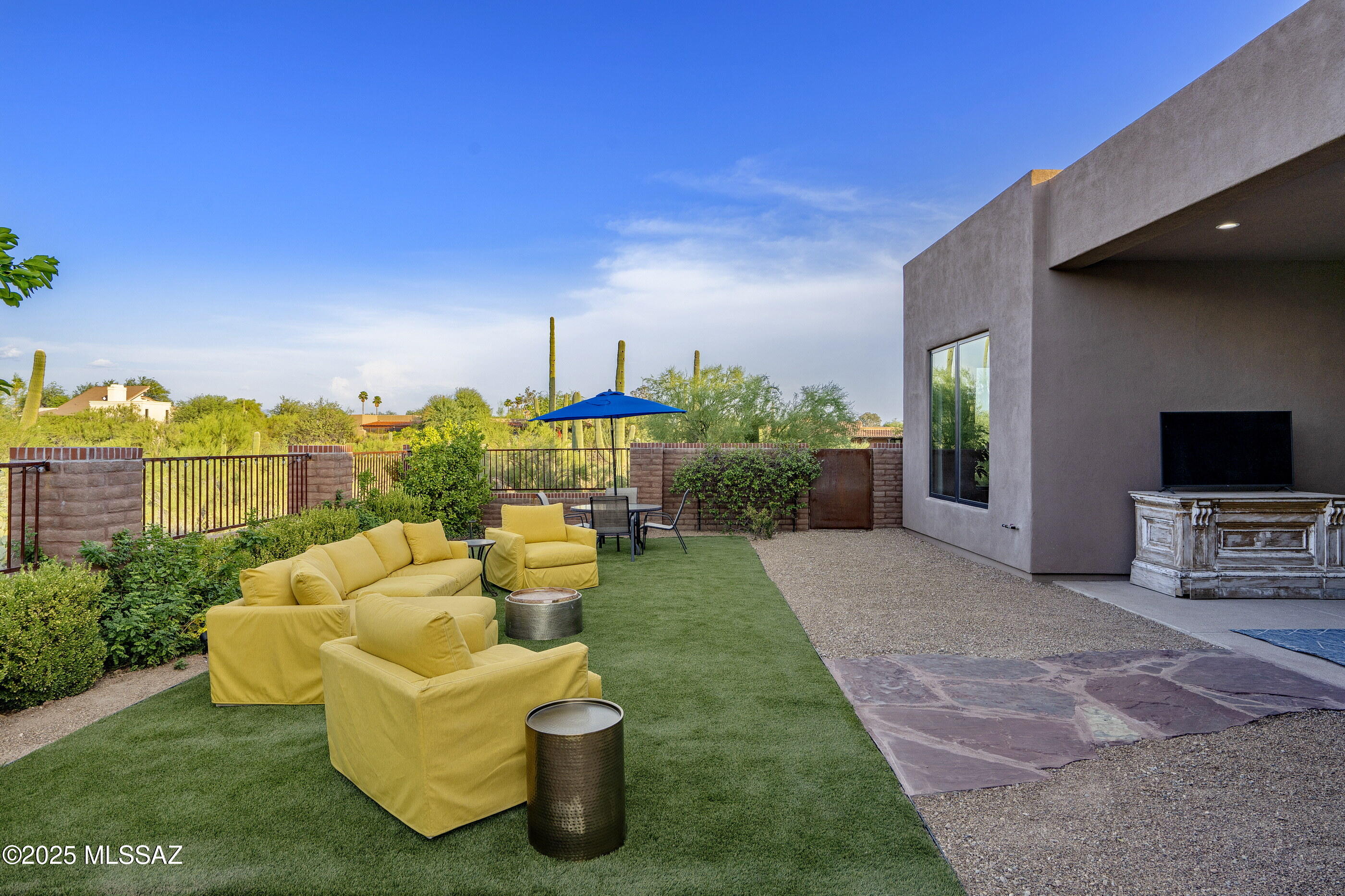 930 E Camino Alberca