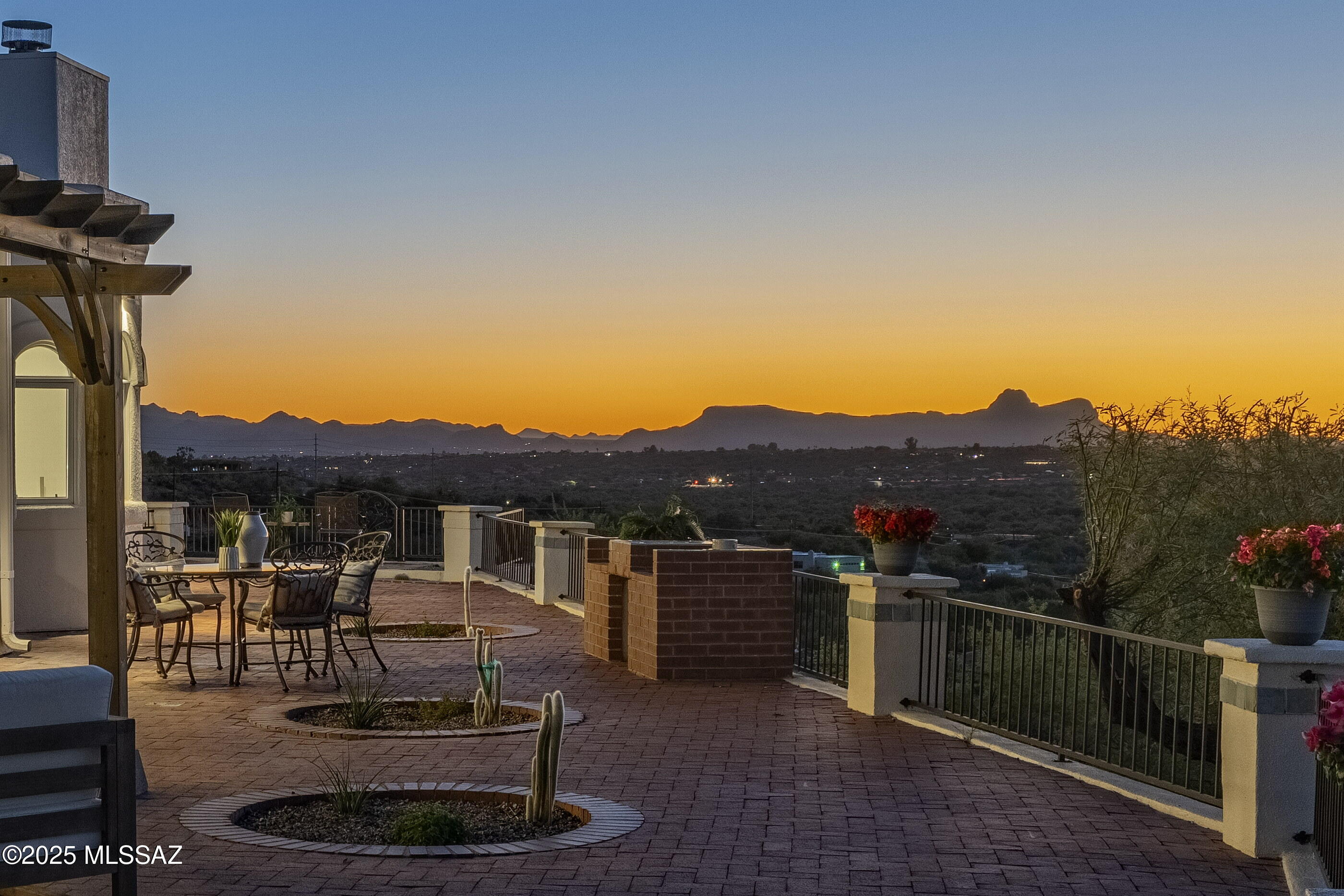935 W Valle Del Oro Road