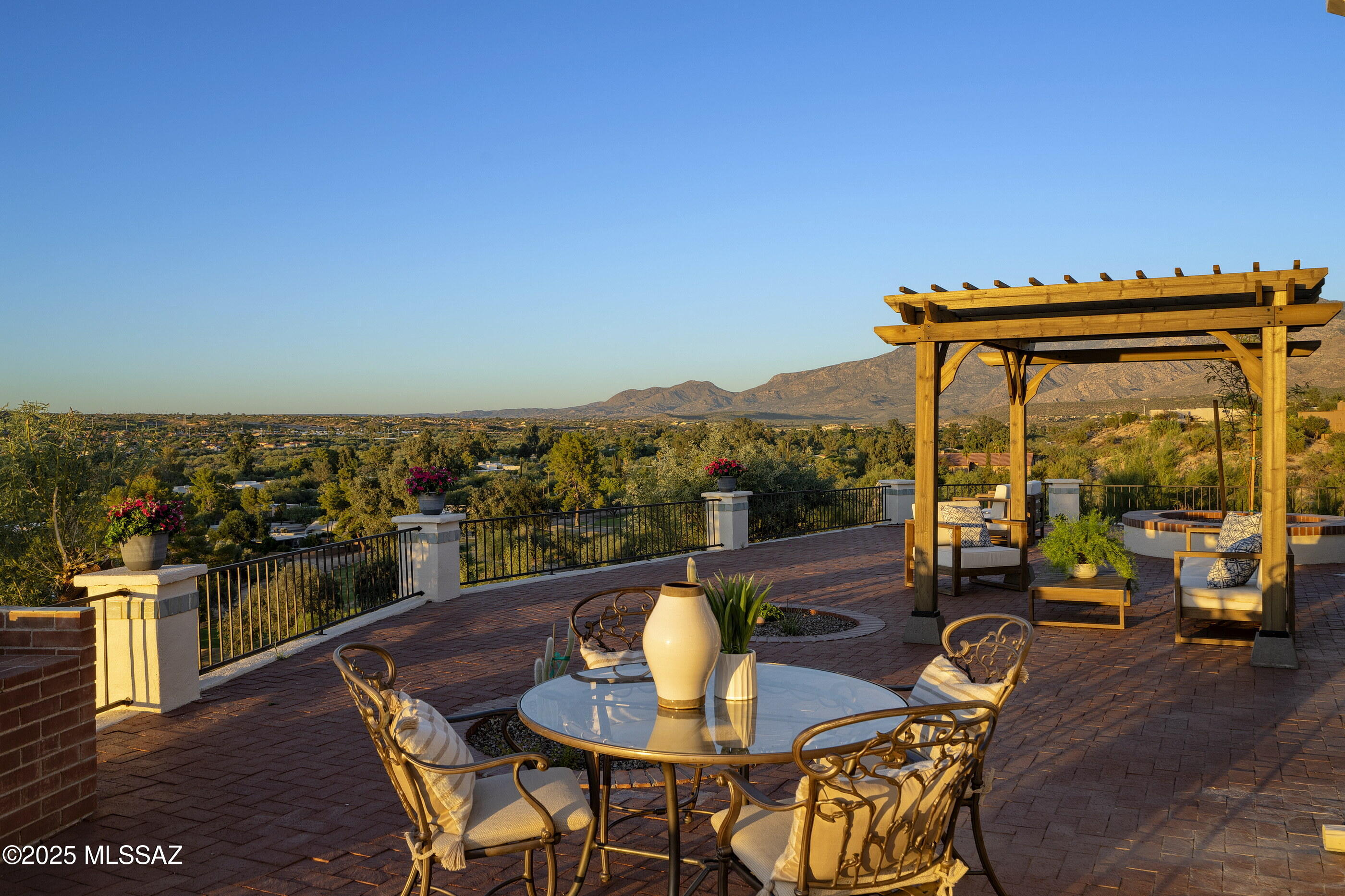 935 W Valle Del Oro Road
