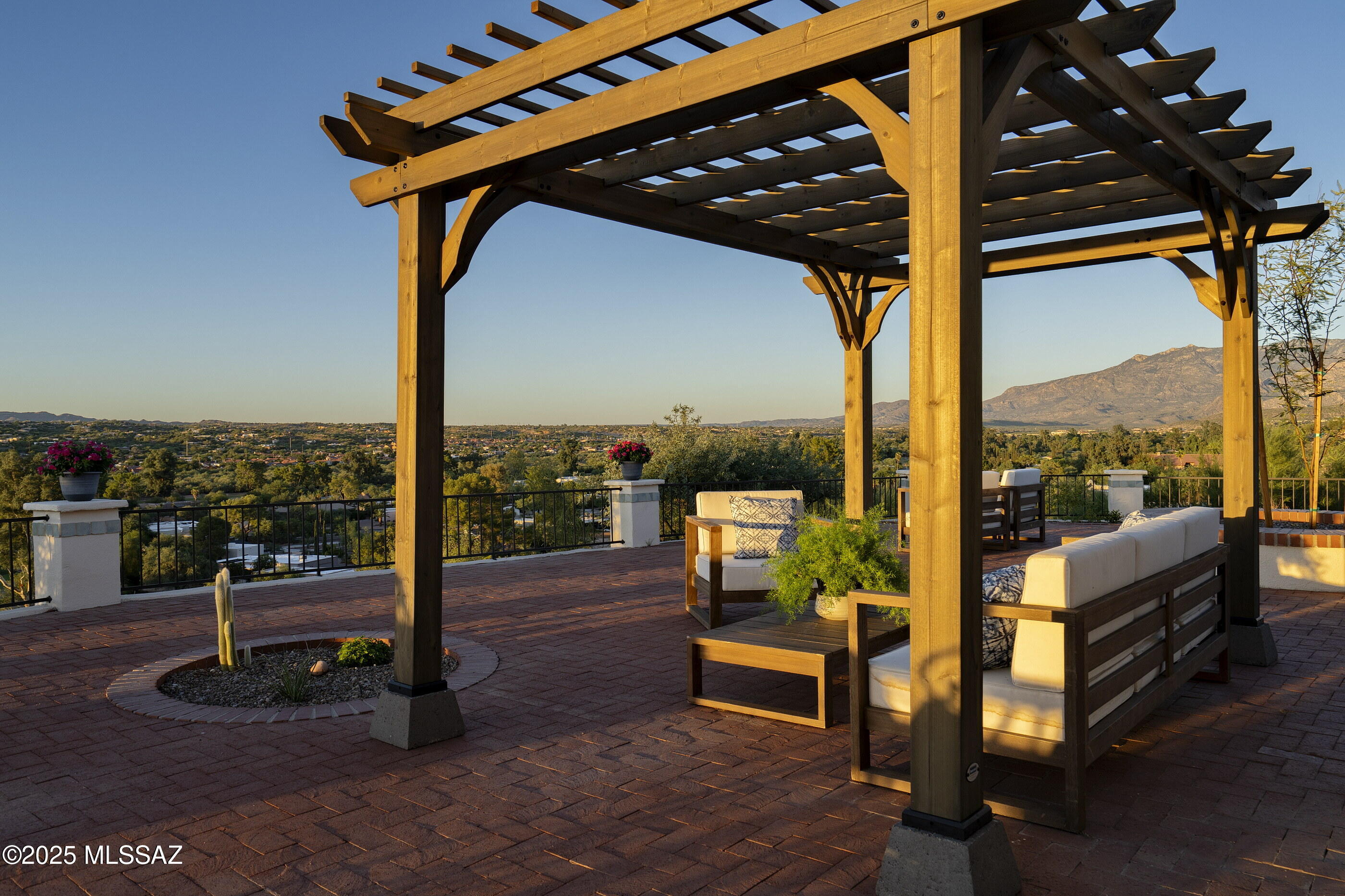 935 W Valle Del Oro Road