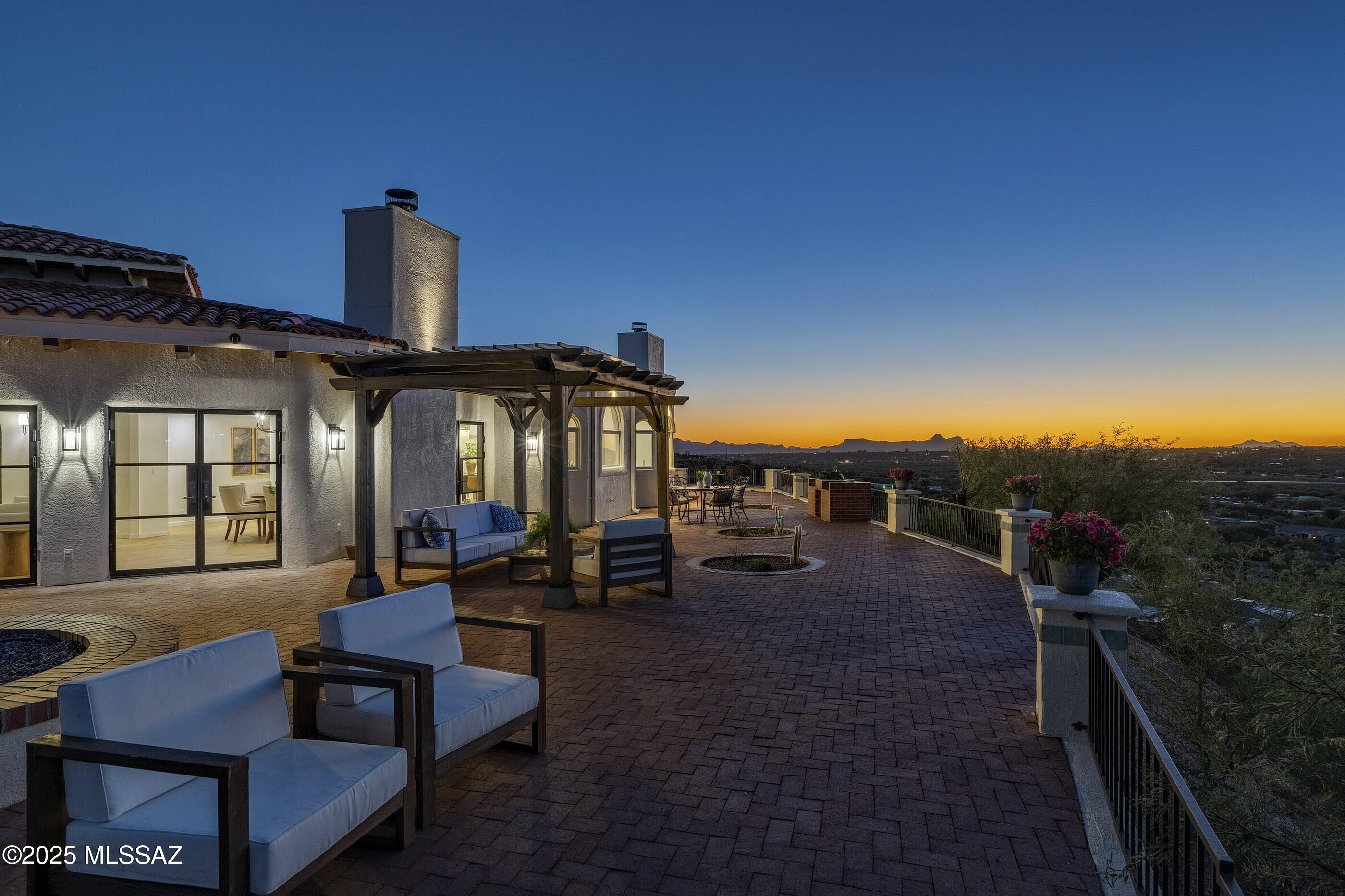 935 W Valle Del Oro Road