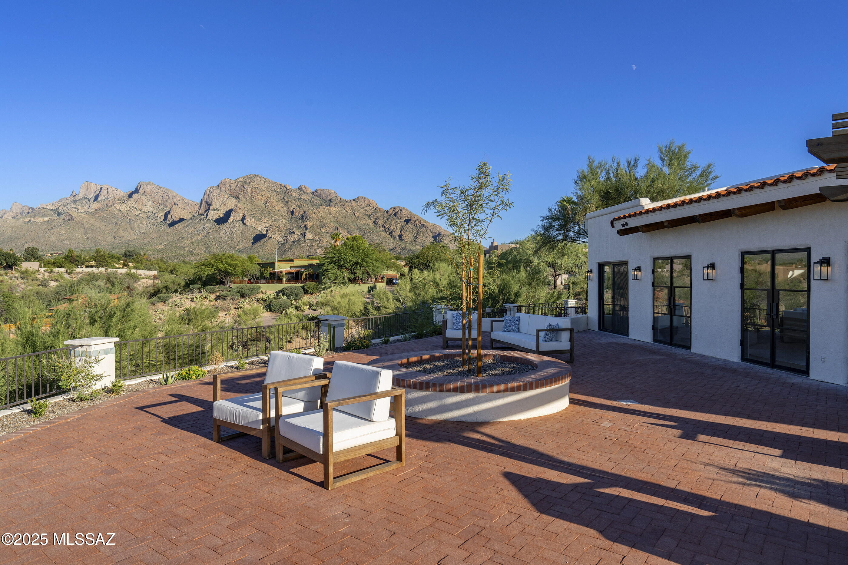 935 W Valle Del Oro Road