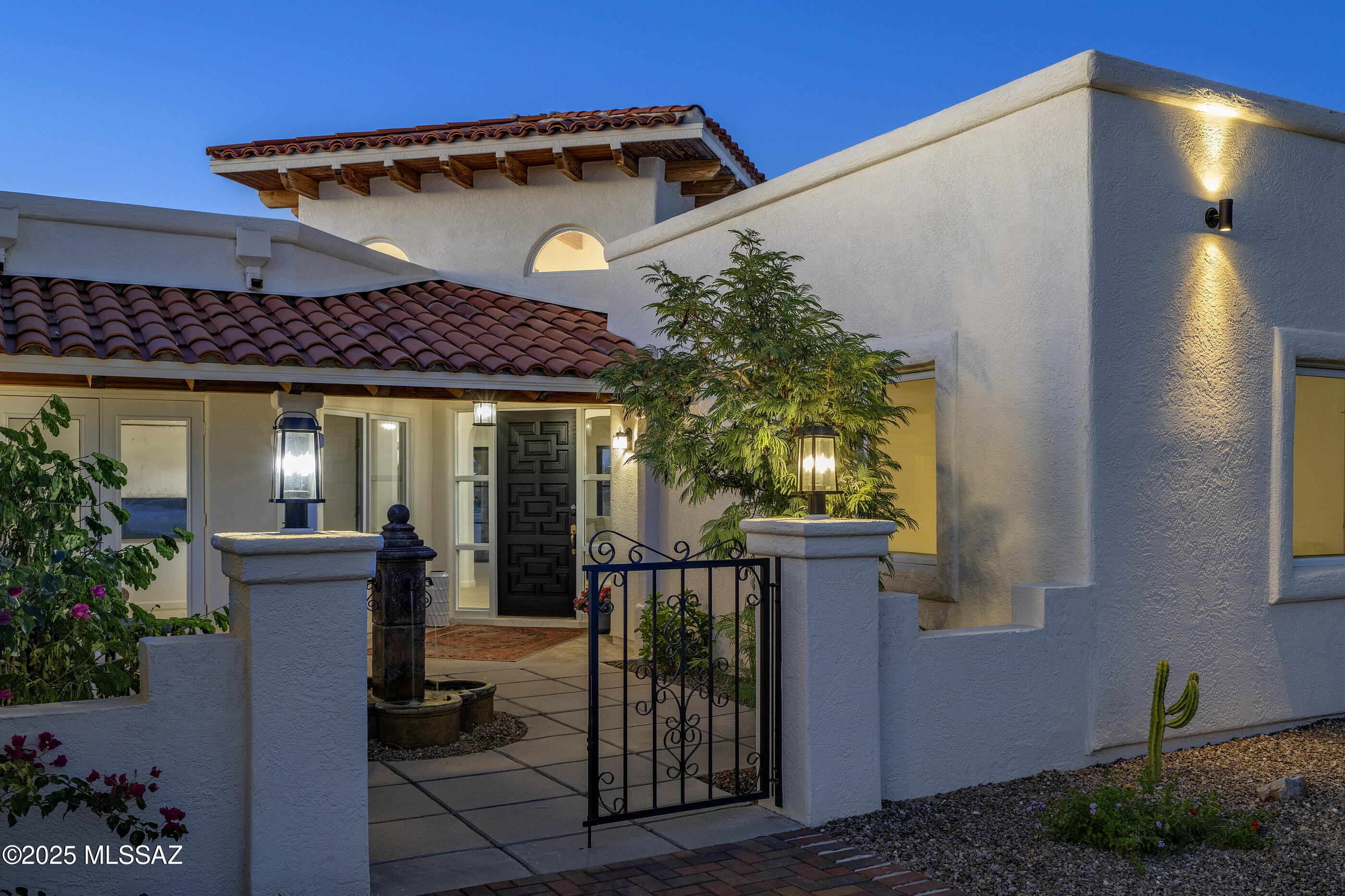 935 W Valle Del Oro Road