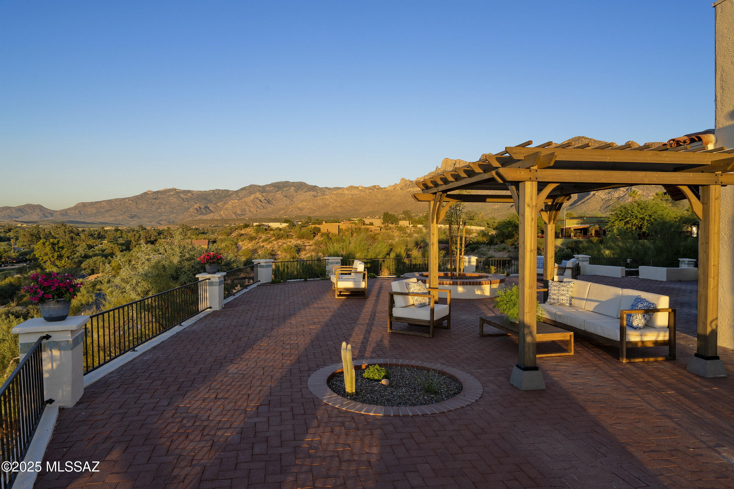 935 W Valle Del Oro Road