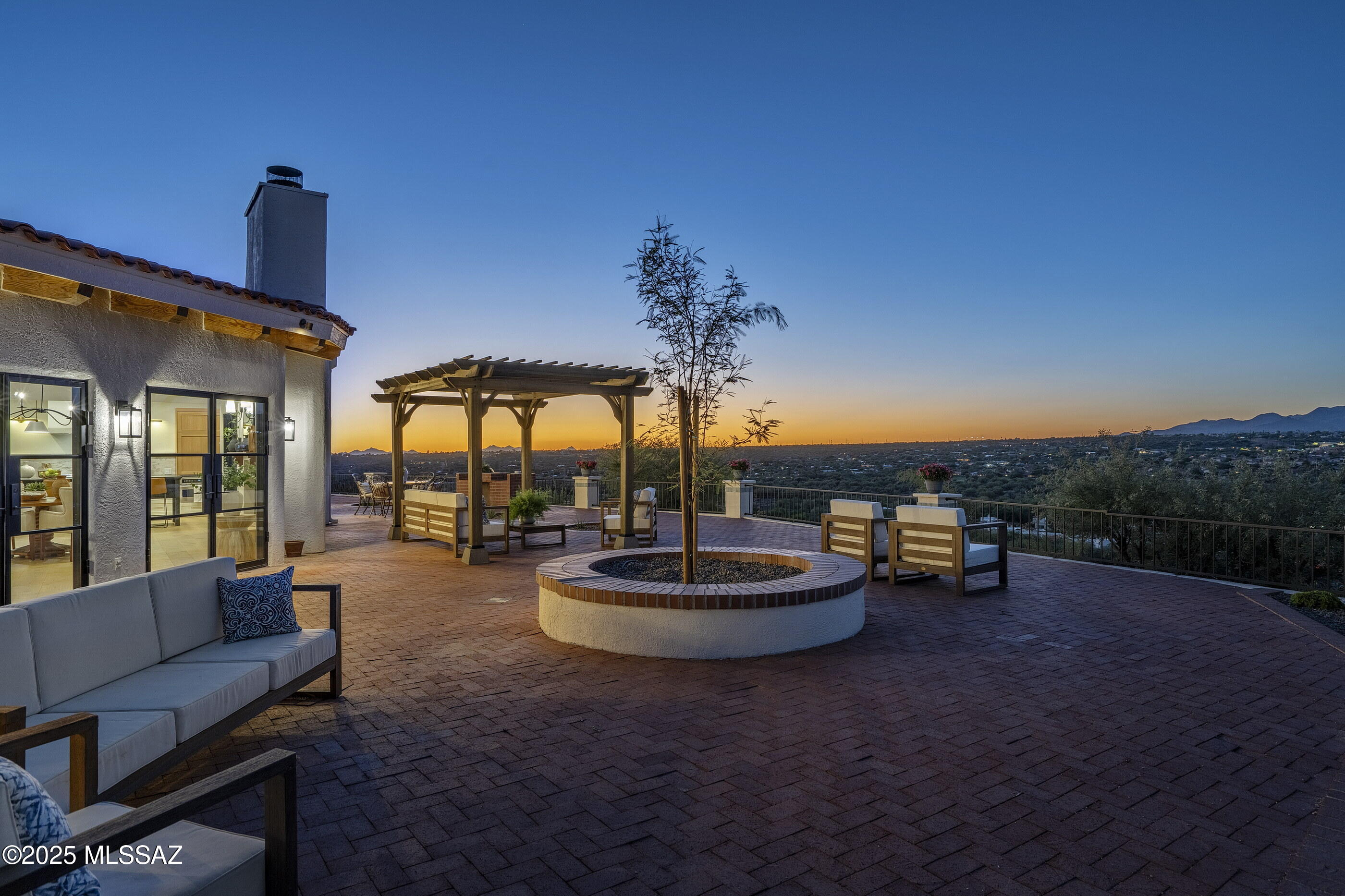 935 W Valle Del Oro Road