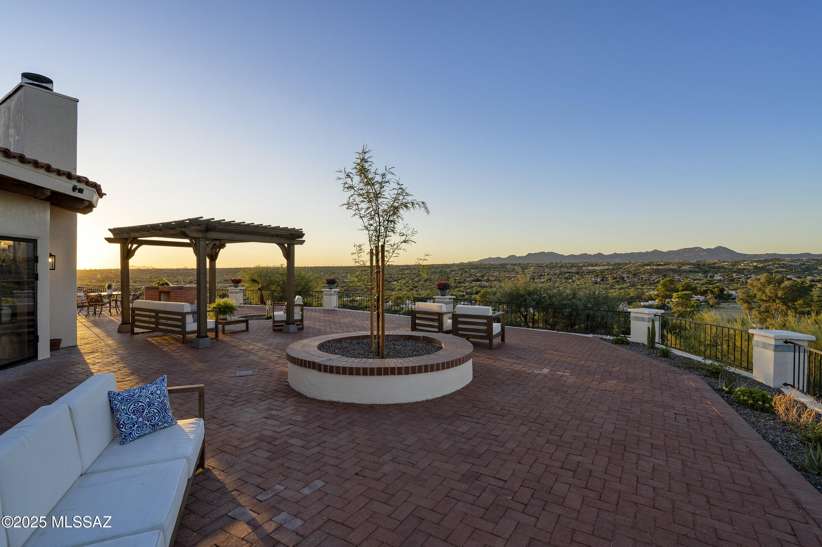 935 W Valle Del Oro Road