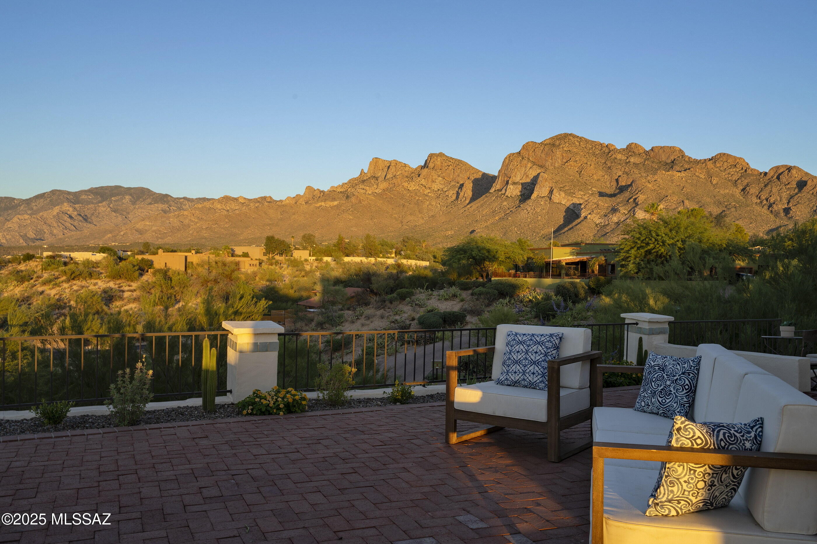 935 W Valle Del Oro Road