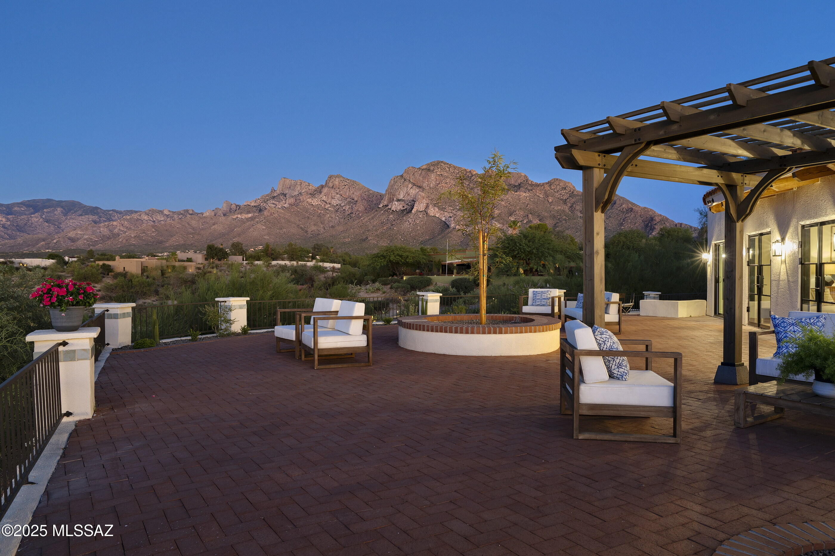 935 W Valle Del Oro Road