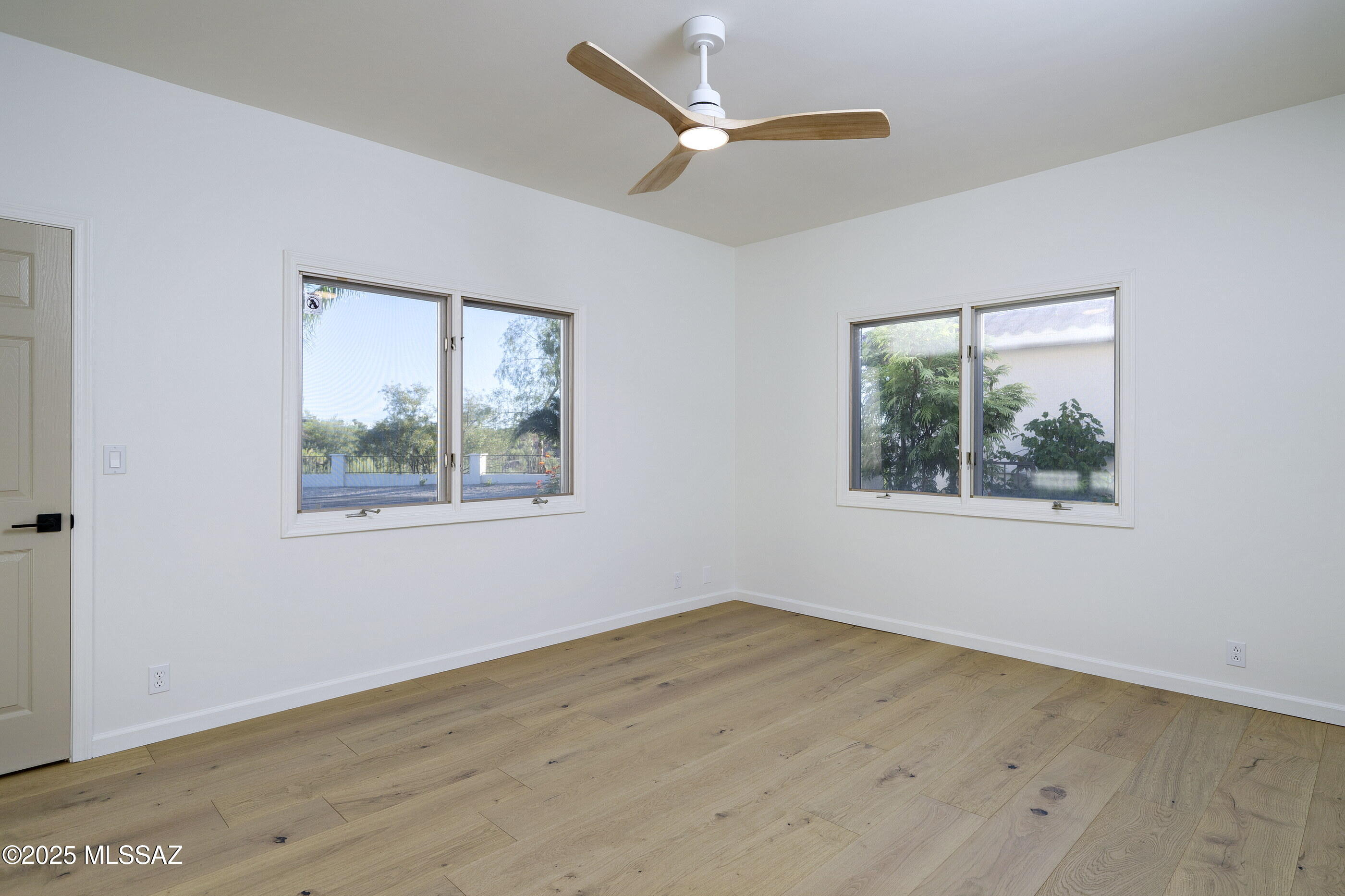 935 W Valle Del Oro Road