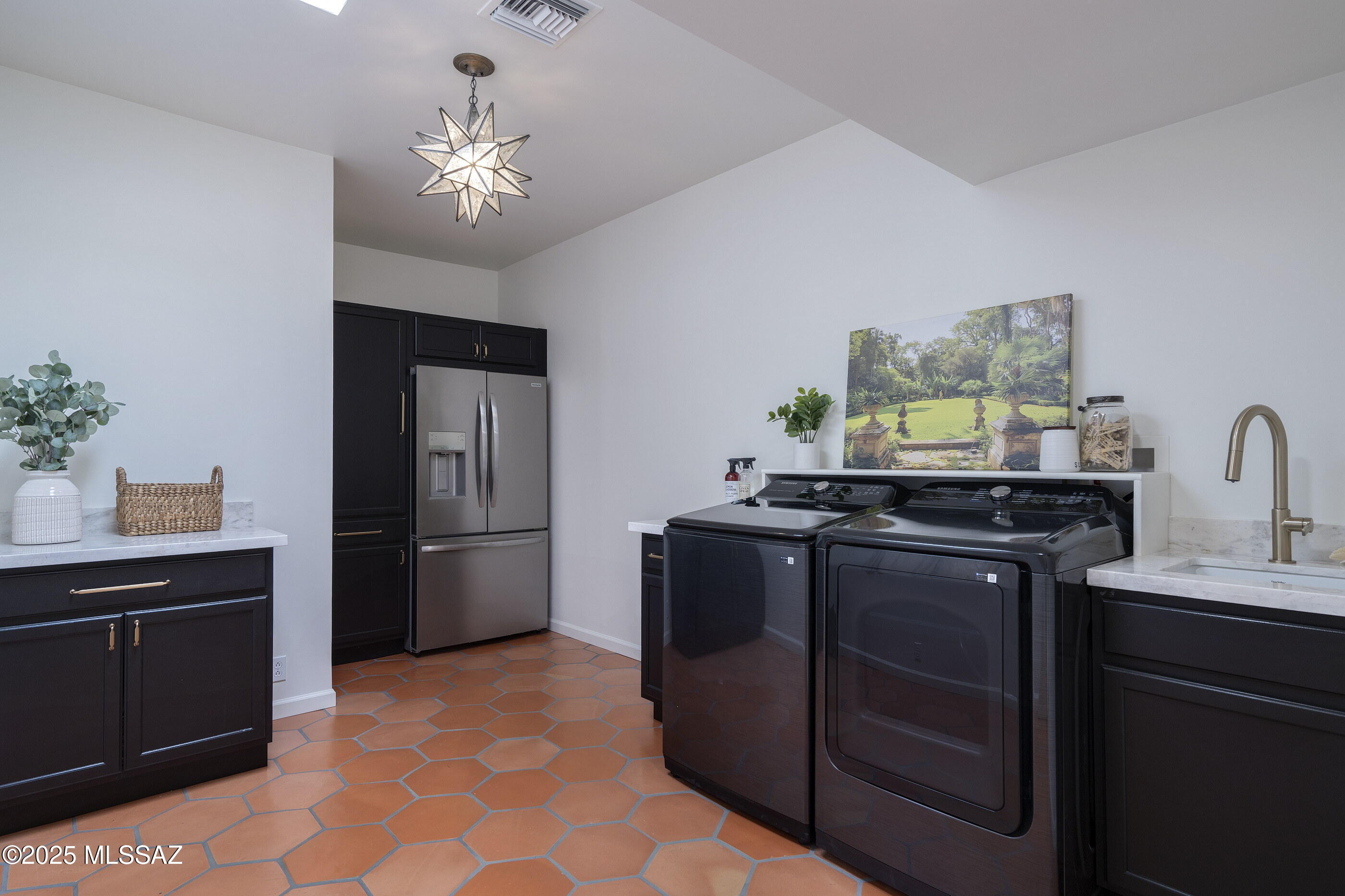 935 W Valle Del Oro Road