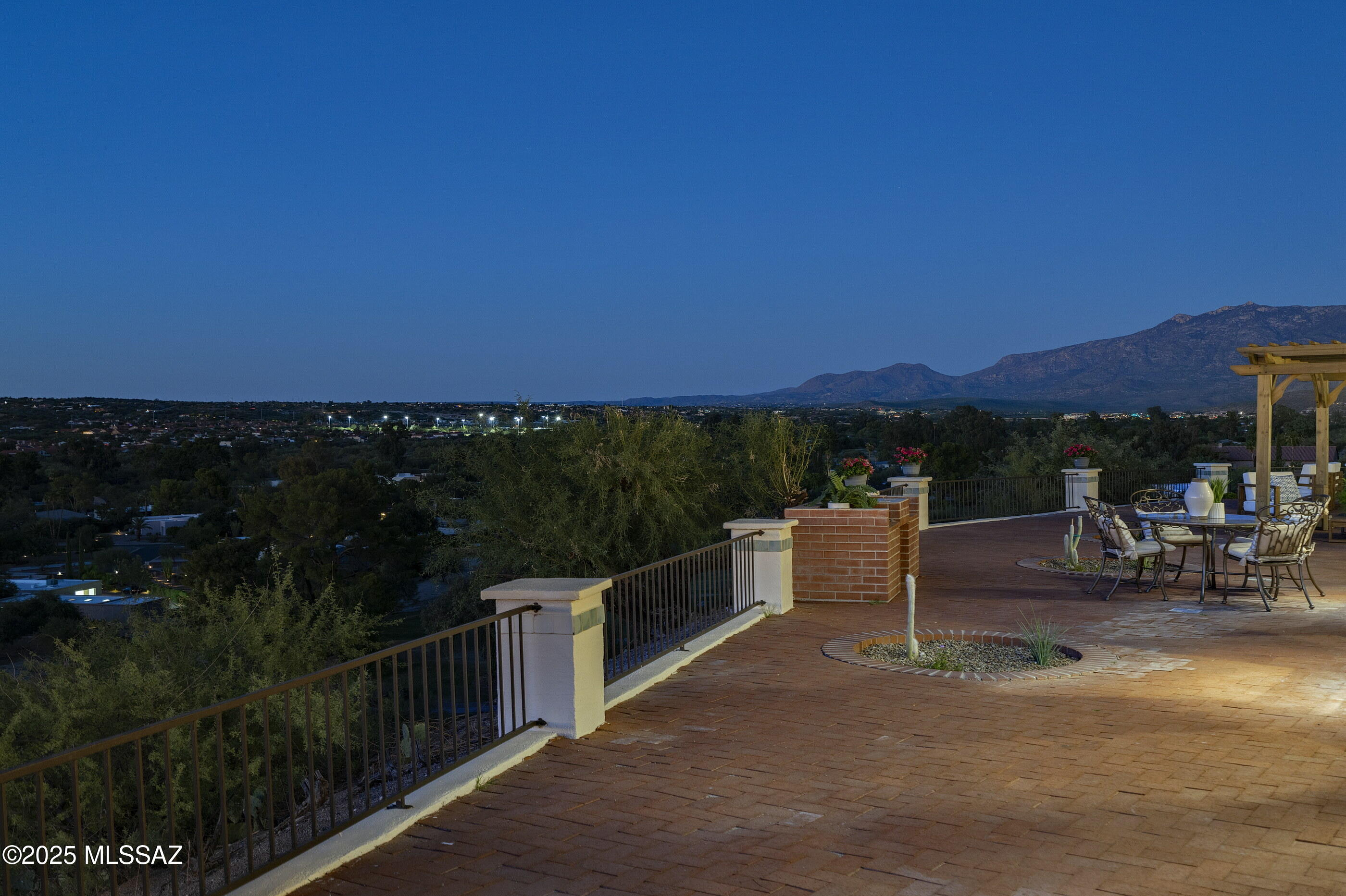 935 W Valle Del Oro Road