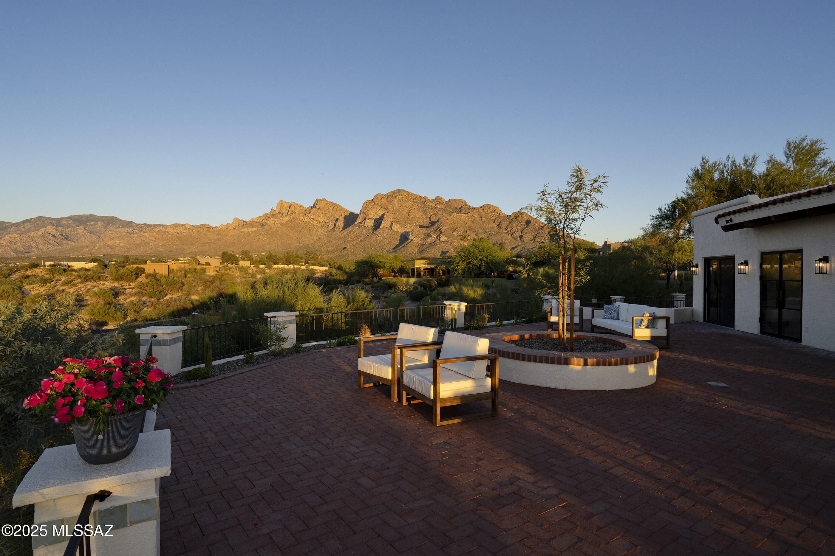935 W Valle Del Oro Road