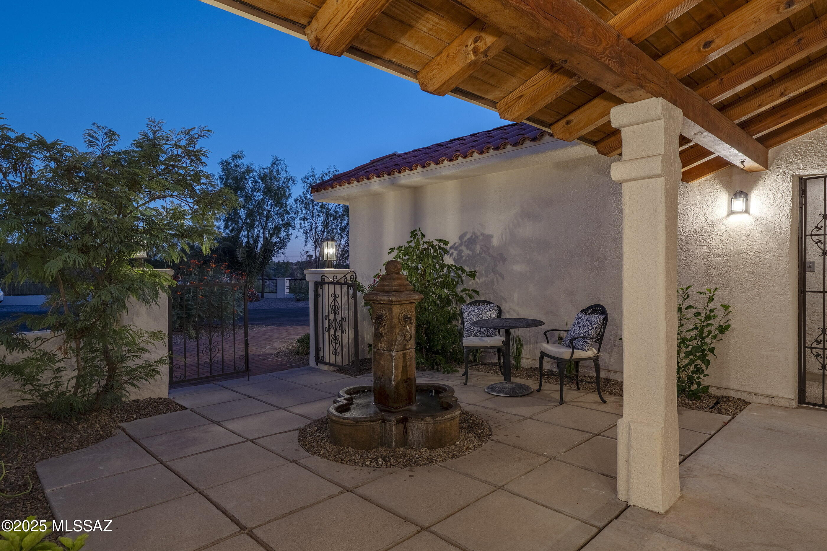 935 W Valle Del Oro Road