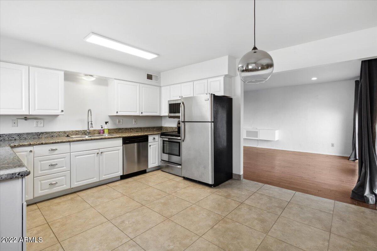 4041 E CAMELBACK Road Unit: 5