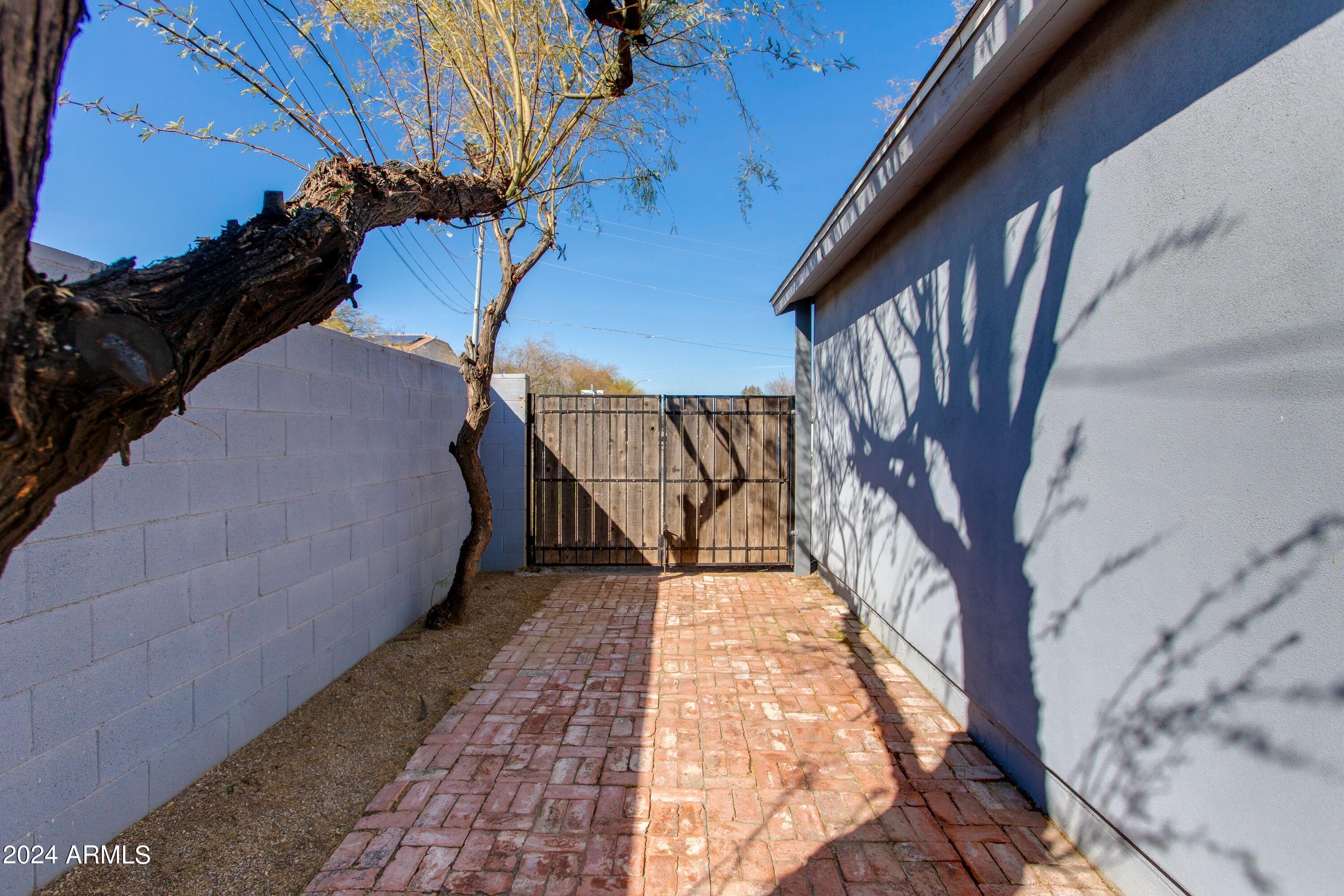 1929 E CAMPO BELLO Drive