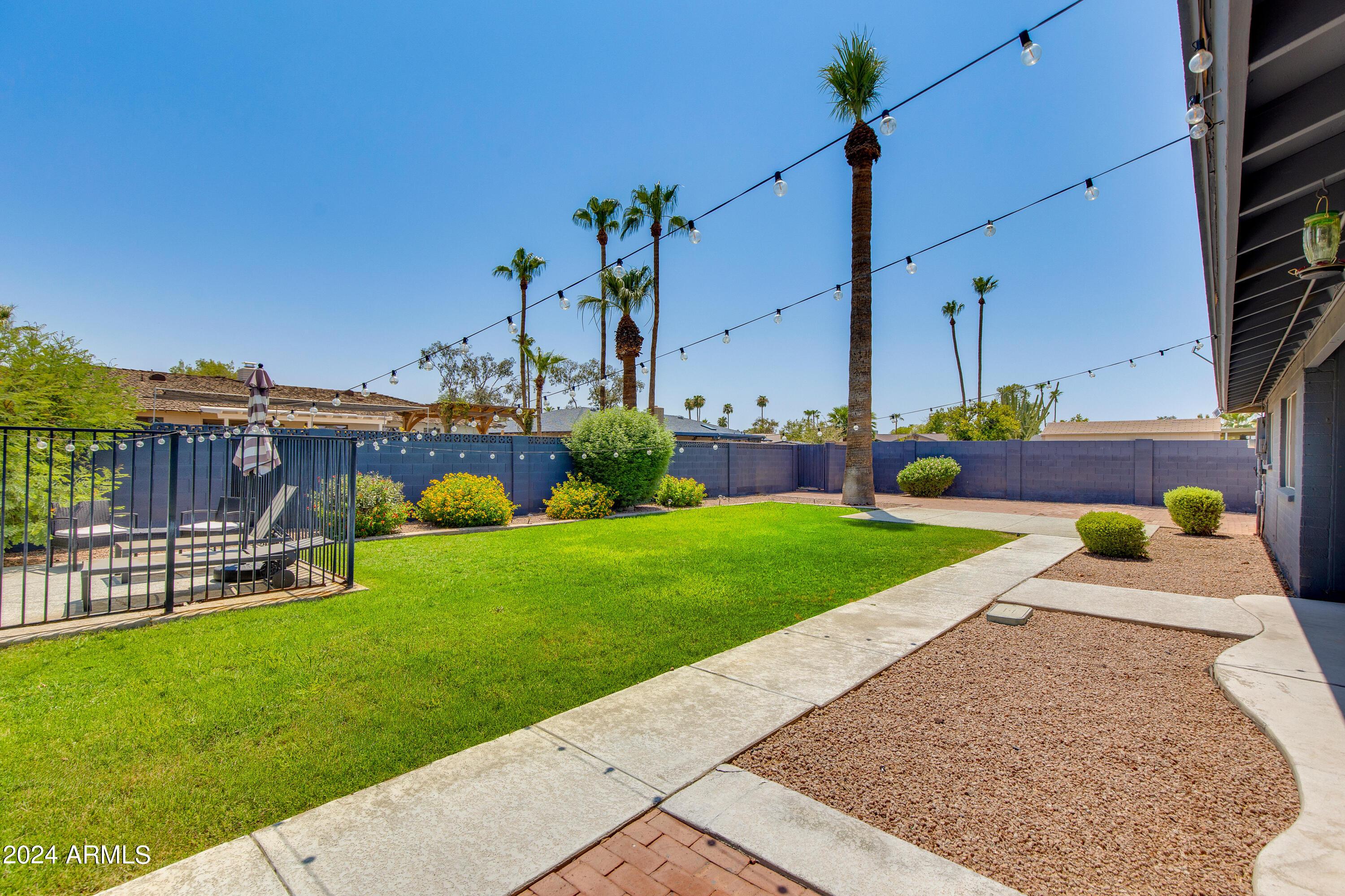 2011 E LA JOLLA Drive