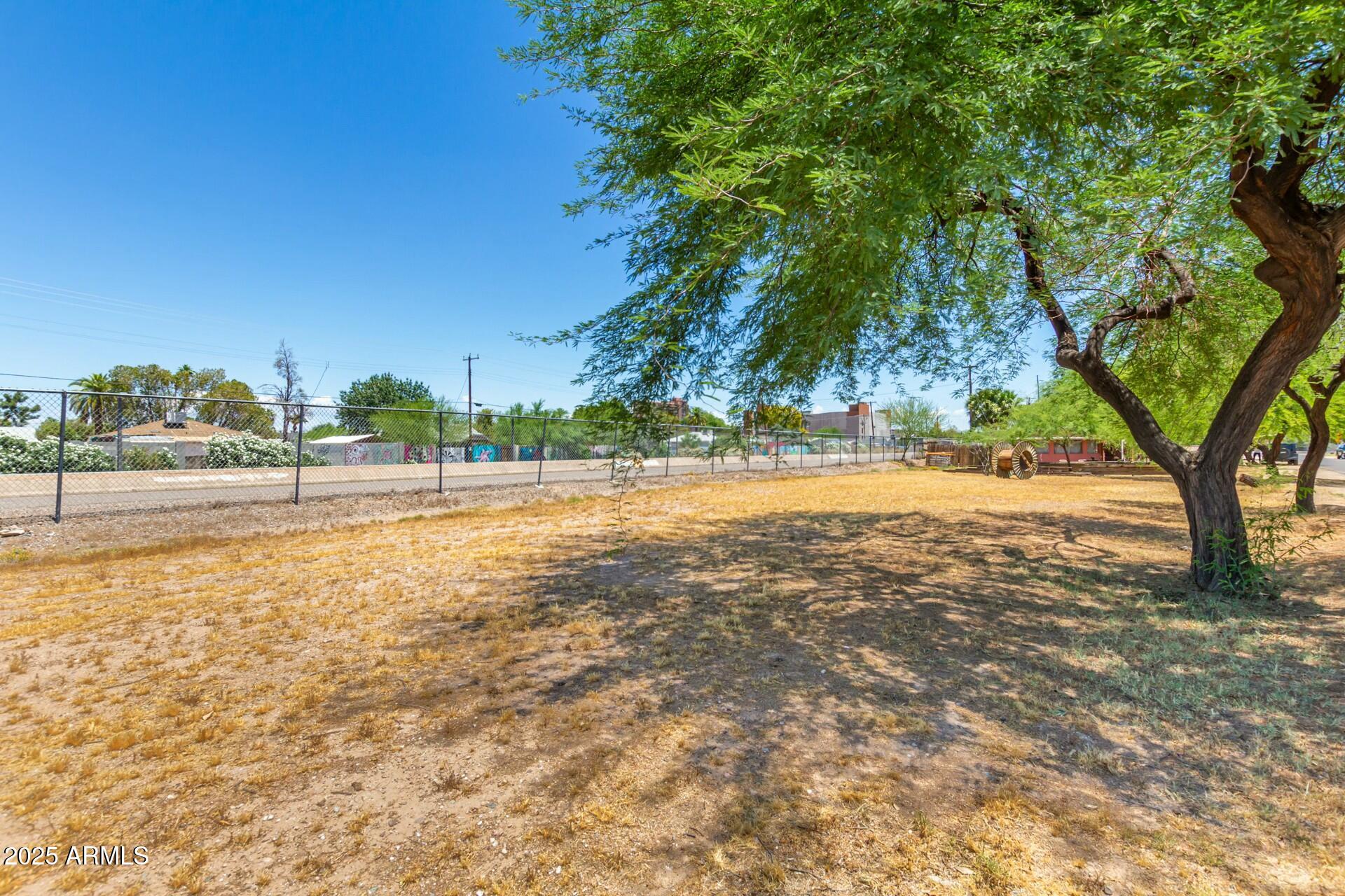 330 W MINNEZONA Avenue