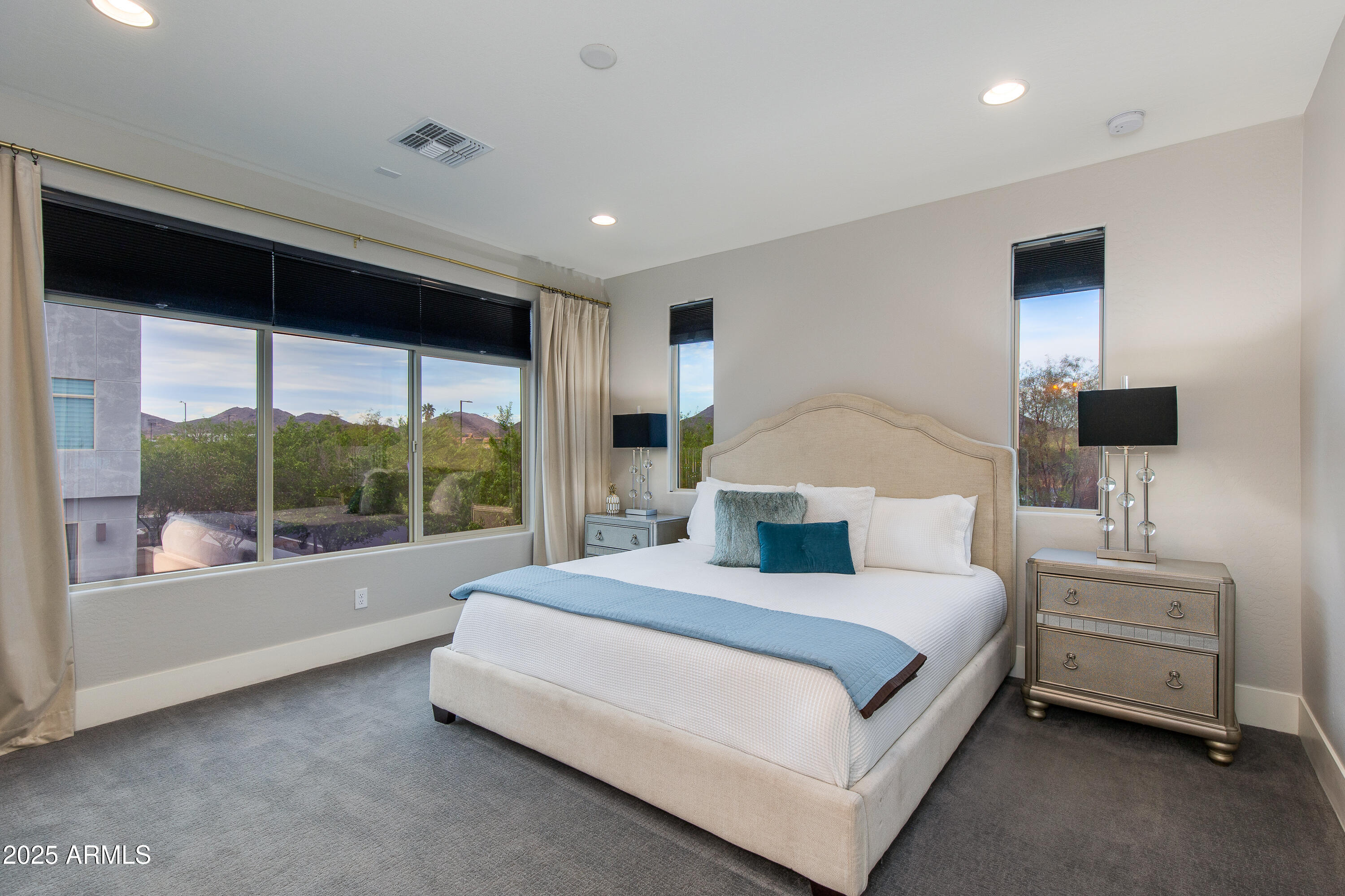 1910 W DESERT HOLLOW Drive