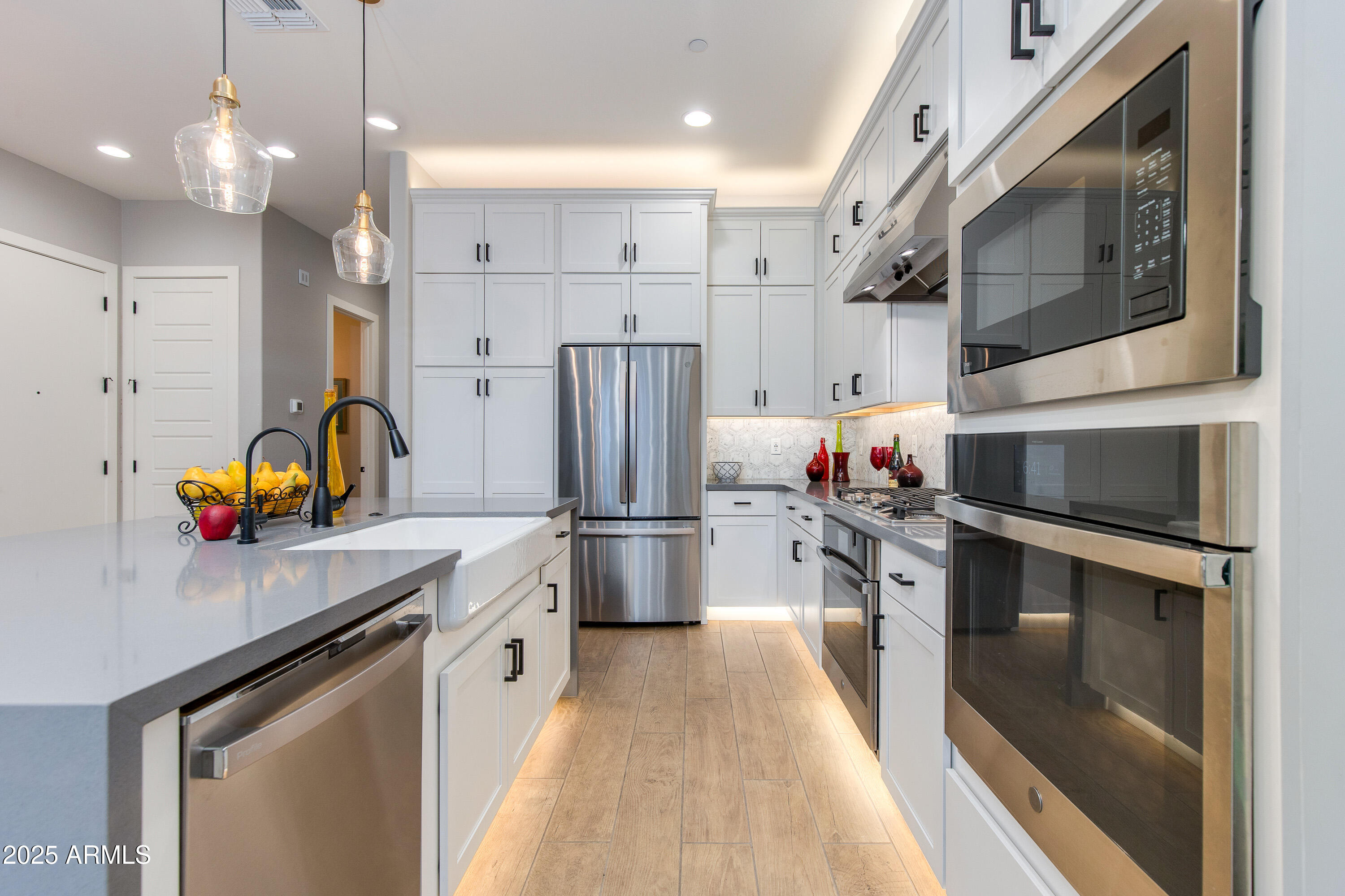 1910 W DESERT HOLLOW Drive