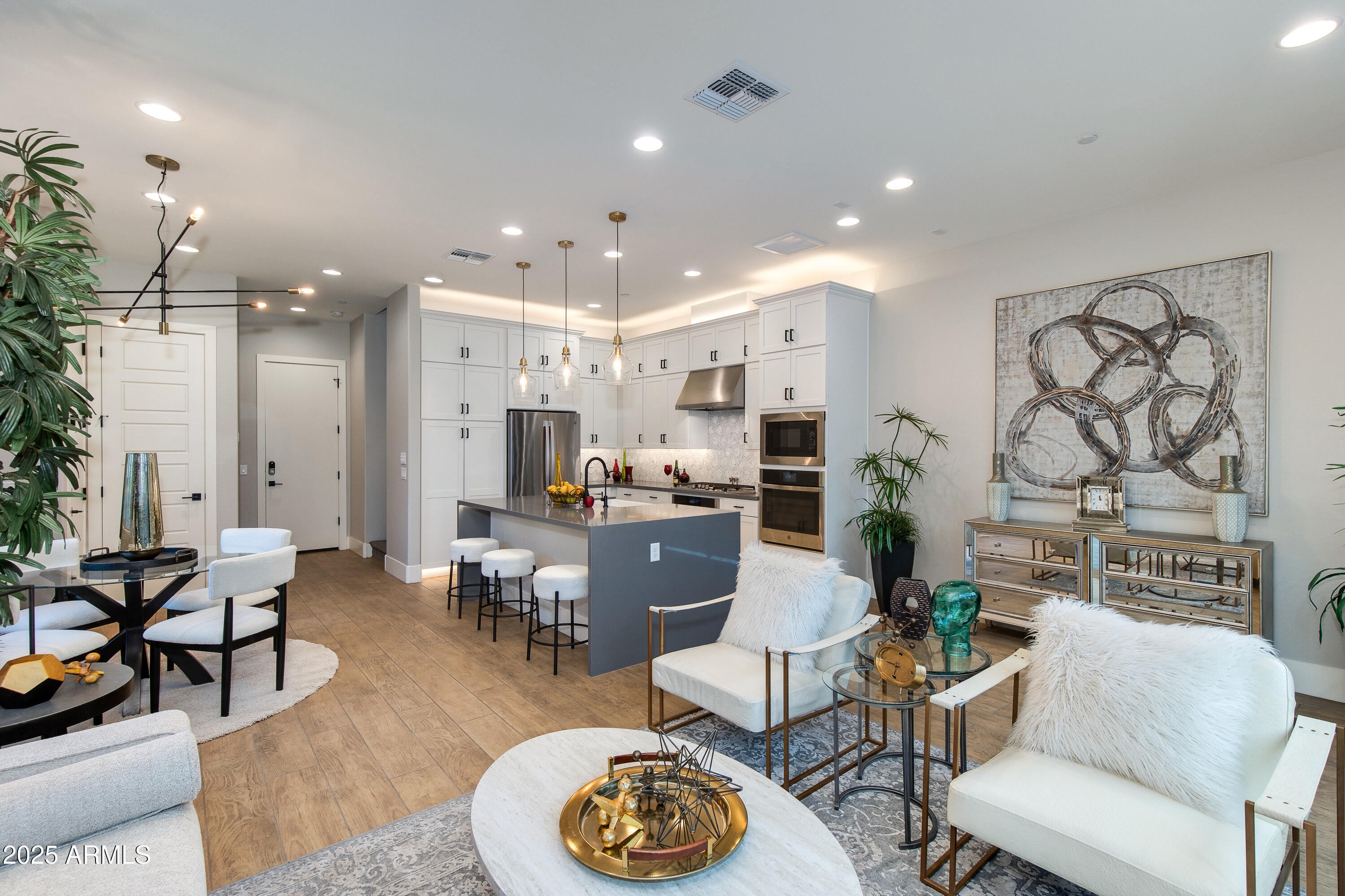 1910 W DESERT HOLLOW Drive