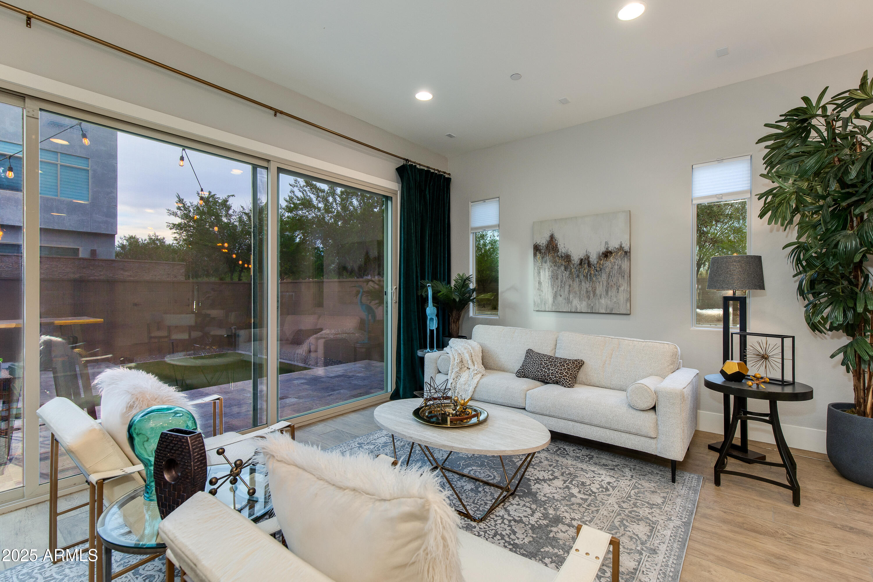 1910 W DESERT HOLLOW Drive