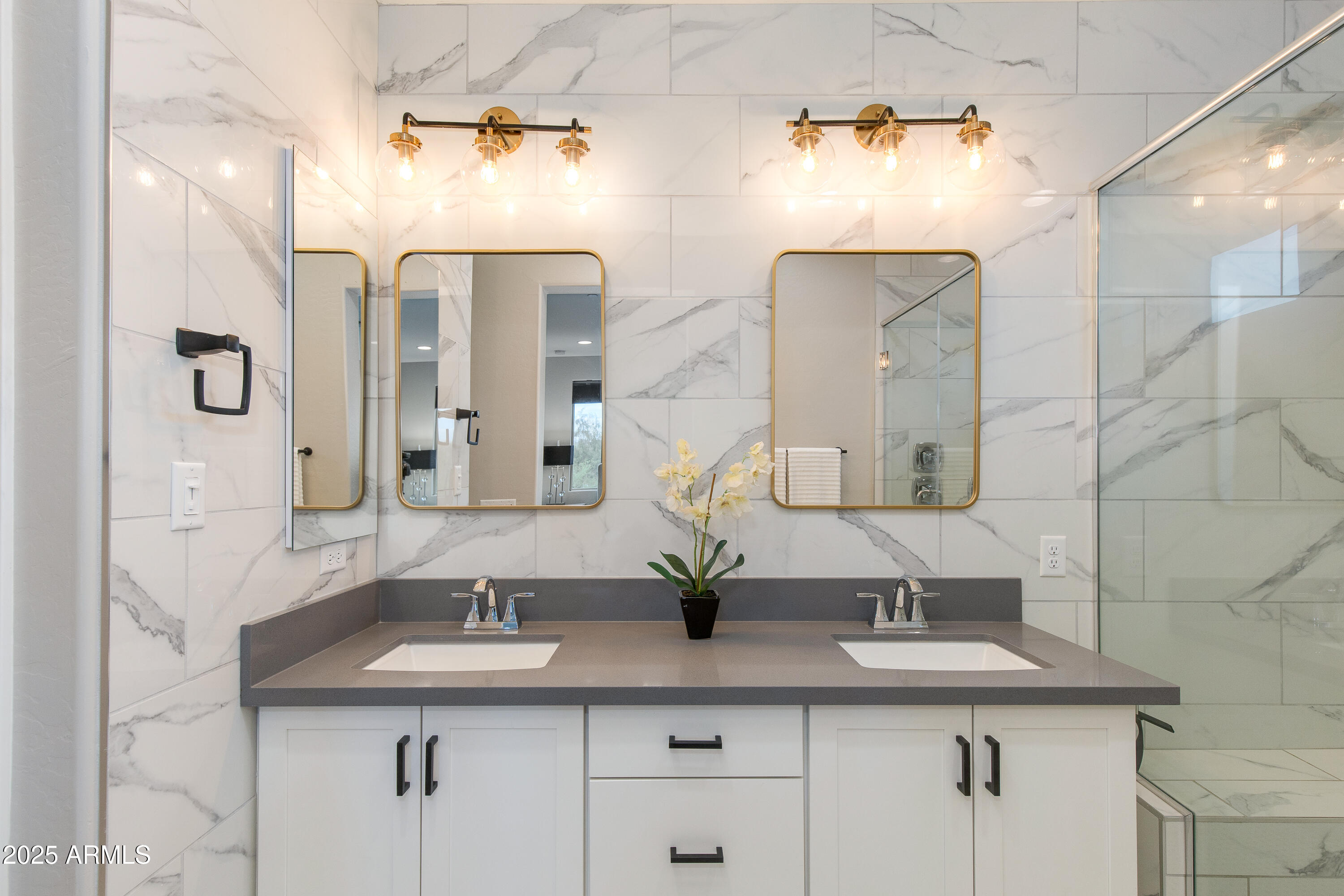 1910 W DESERT HOLLOW Drive