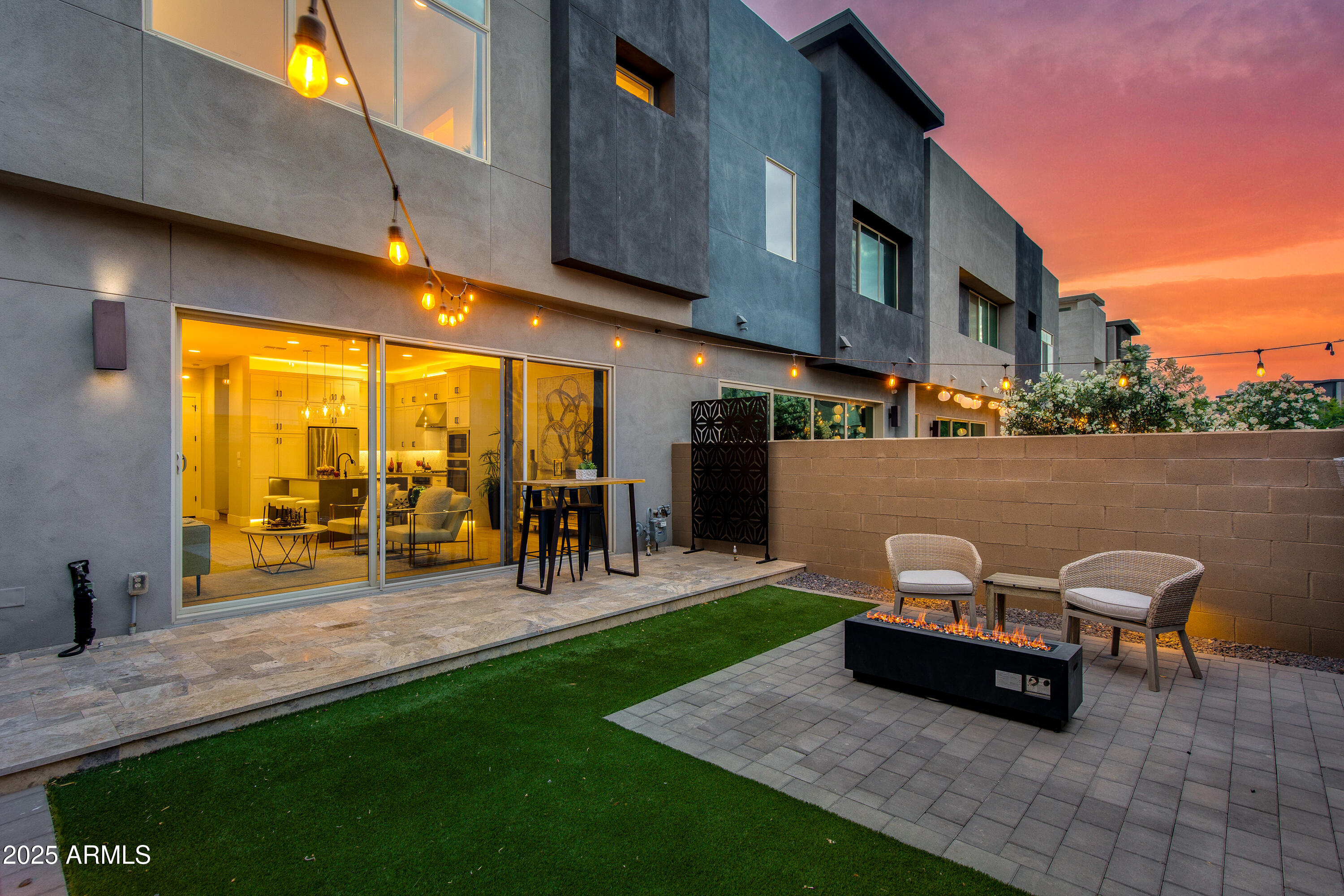 1910 W DESERT HOLLOW Drive