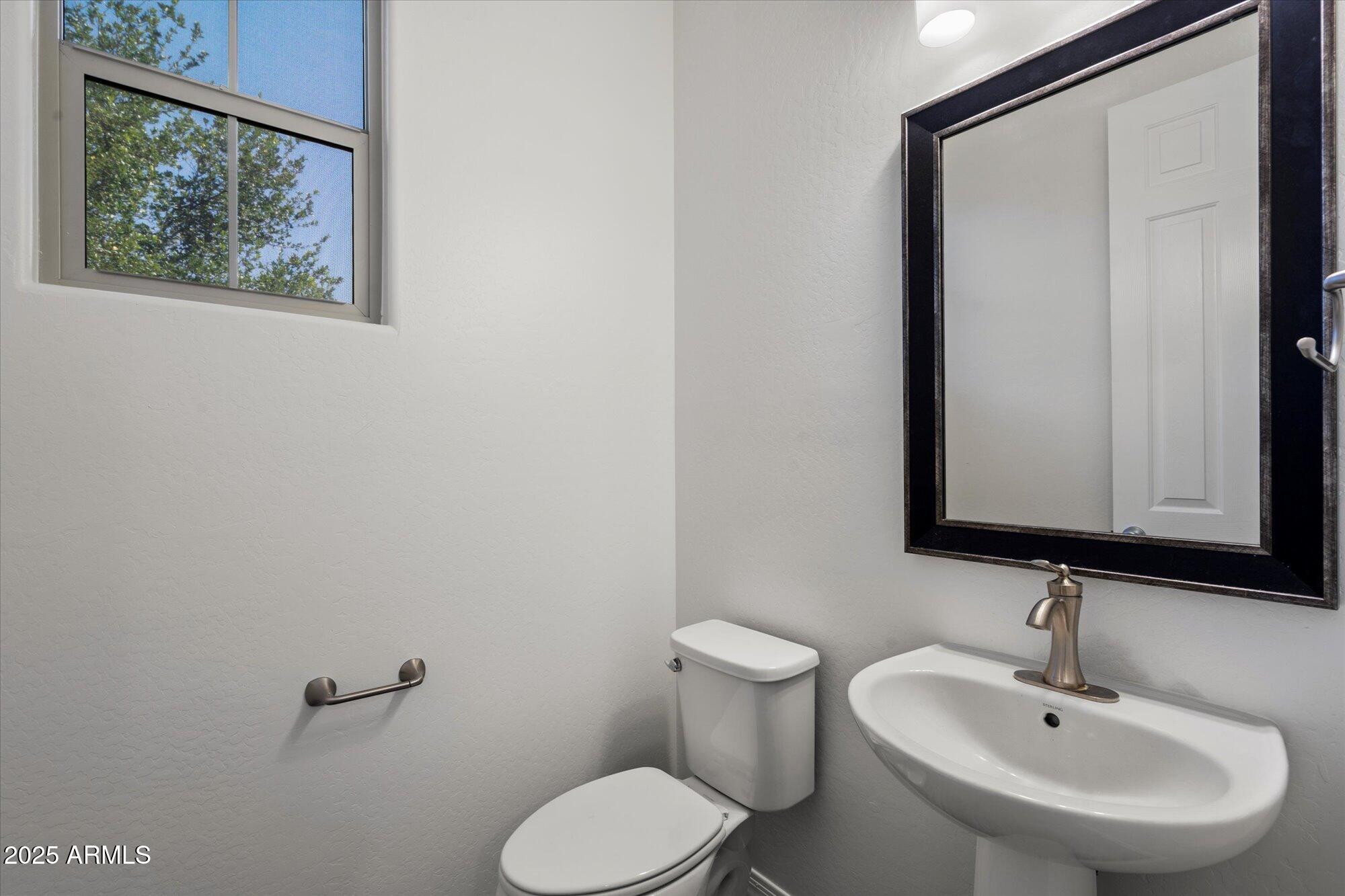 203 E ROADRUNNER Drive, Chandler