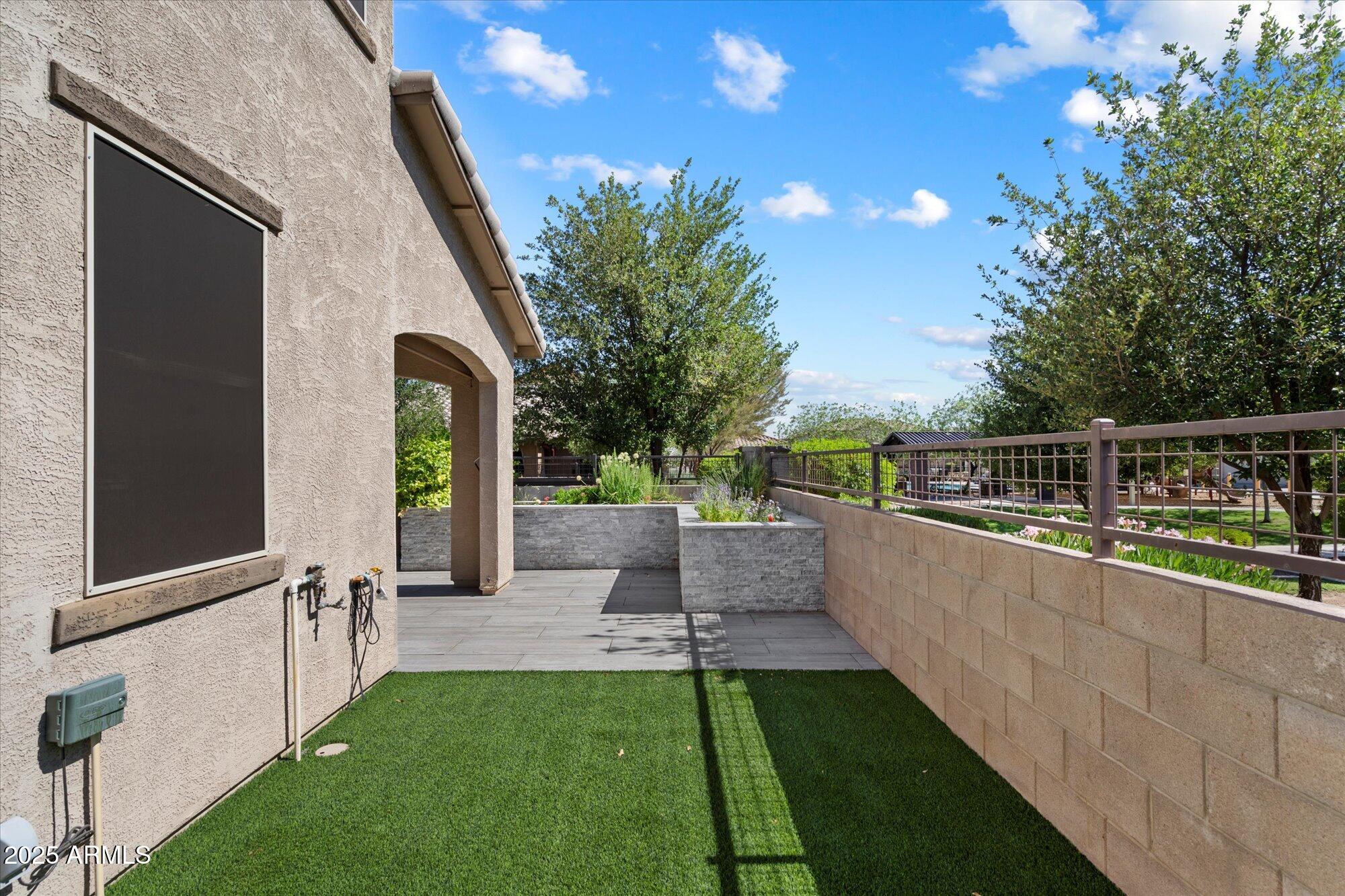 203 E ROADRUNNER Drive, Chandler