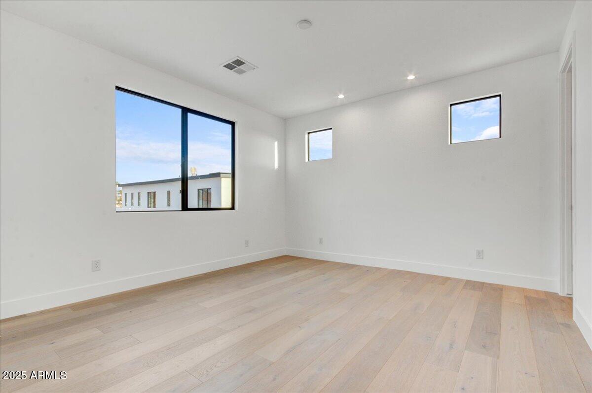 100 W NORTHERN Avenue, 7