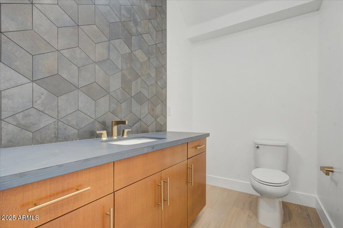 100 W NORTHERN Avenue, 7