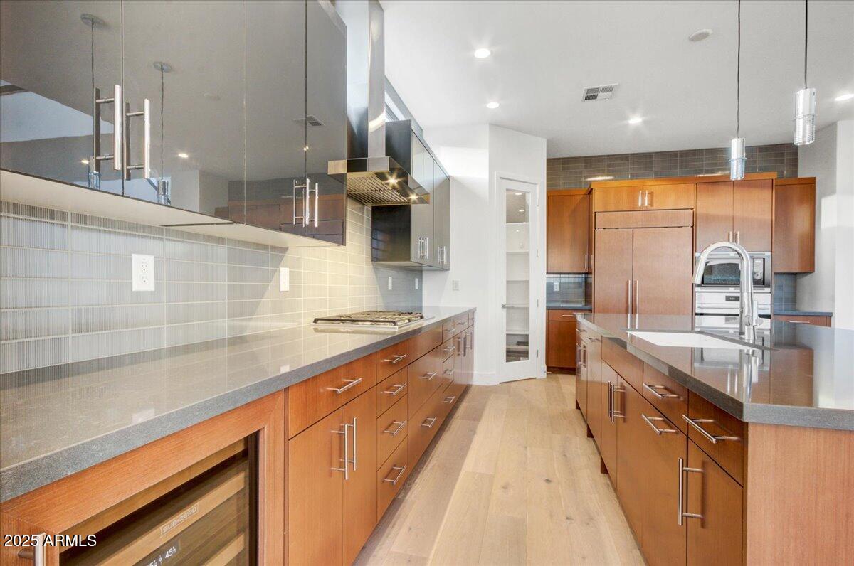 100 W NORTHERN Avenue, 7