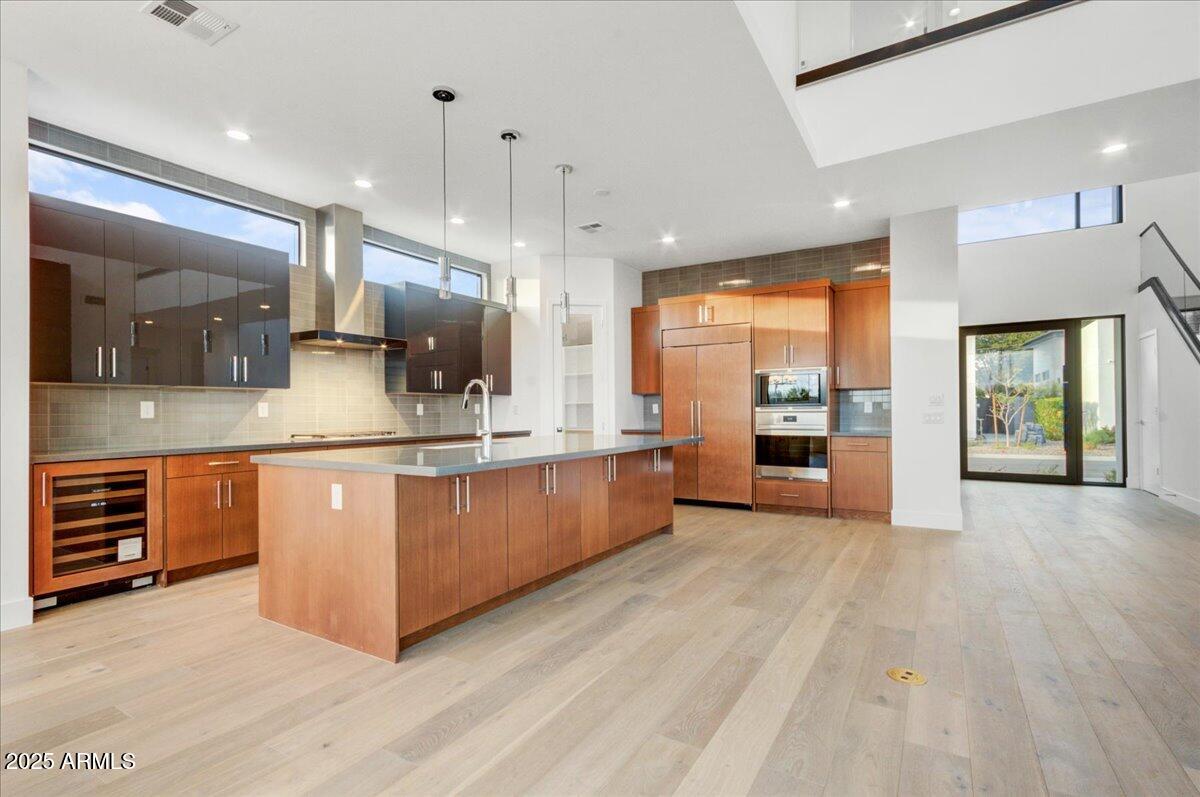 100 W NORTHERN Avenue, 7