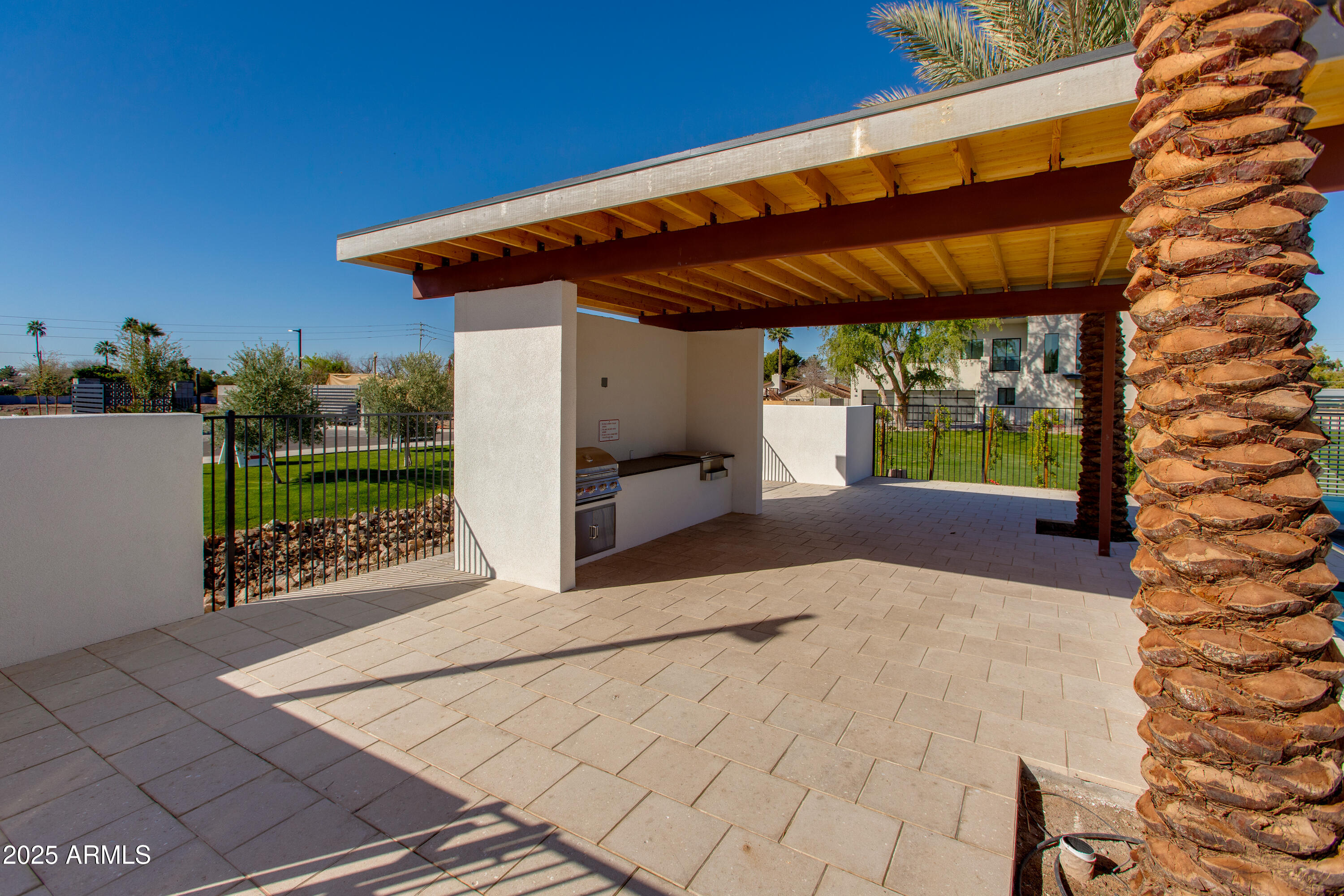 100 W NORTHERN Avenue, 7