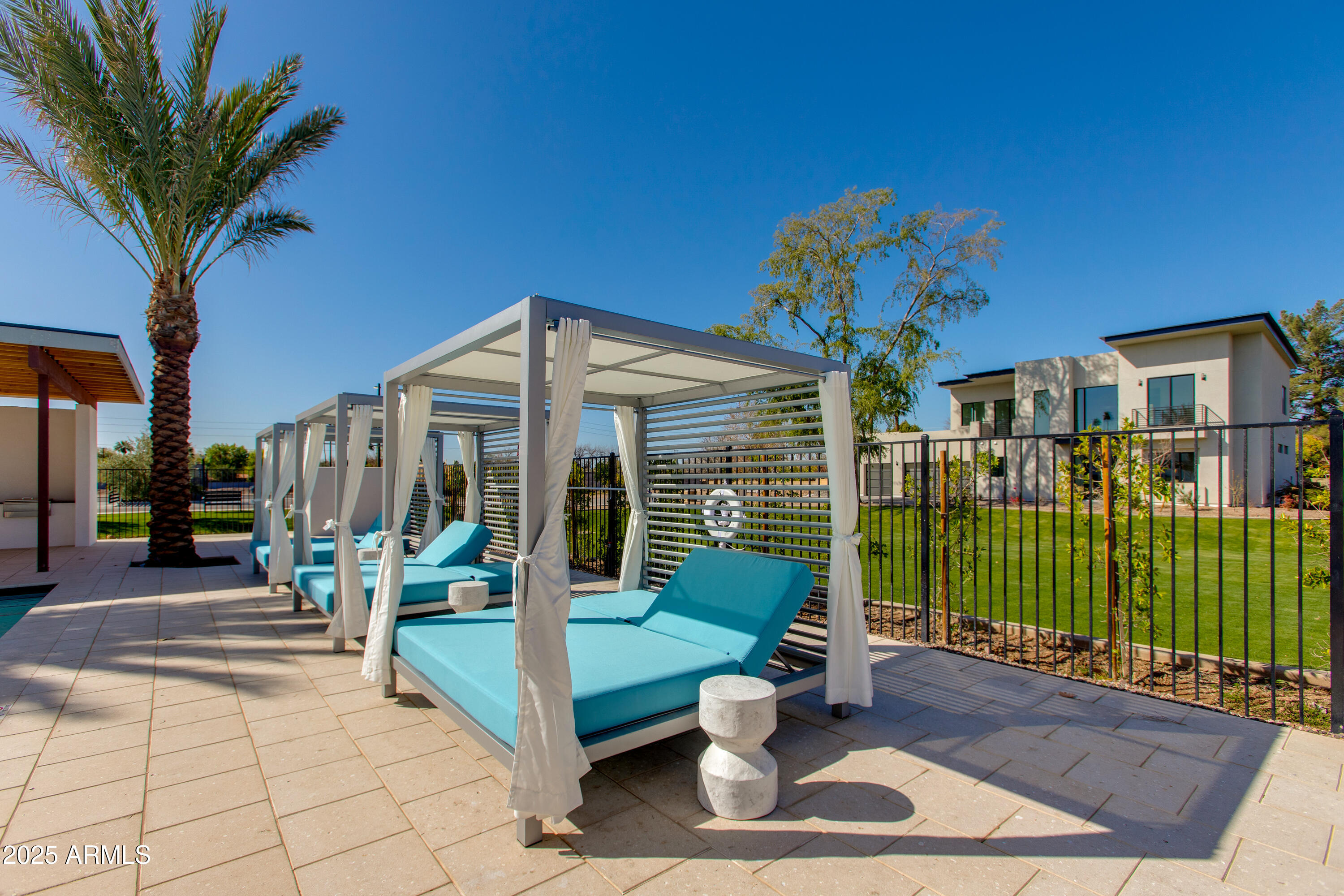 100 W NORTHERN Avenue, 7