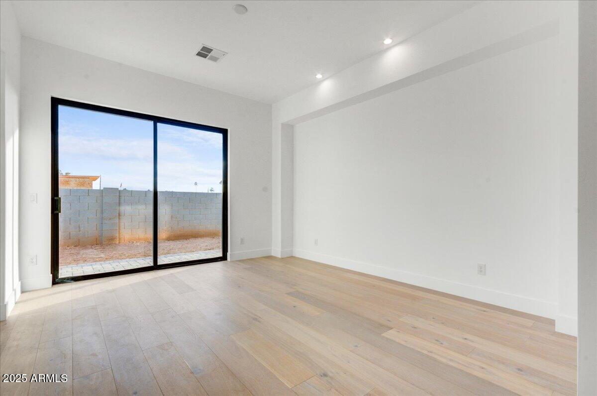 100 W NORTHERN Avenue, 7