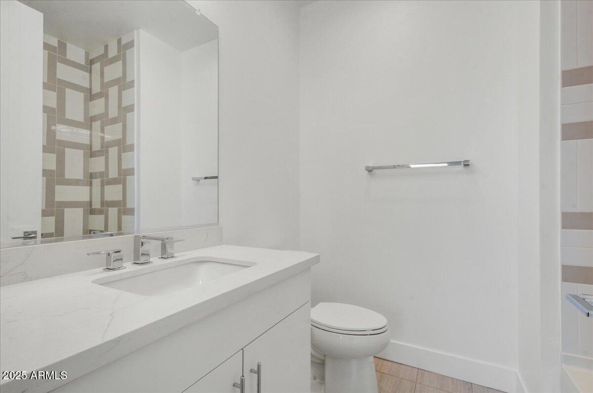 100 W NORTHERN Avenue, 7