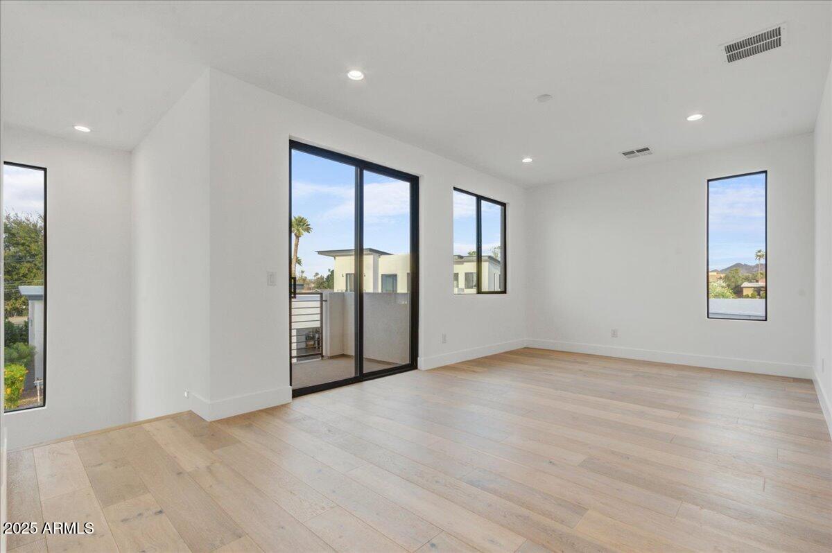 100 W NORTHERN Avenue, 7