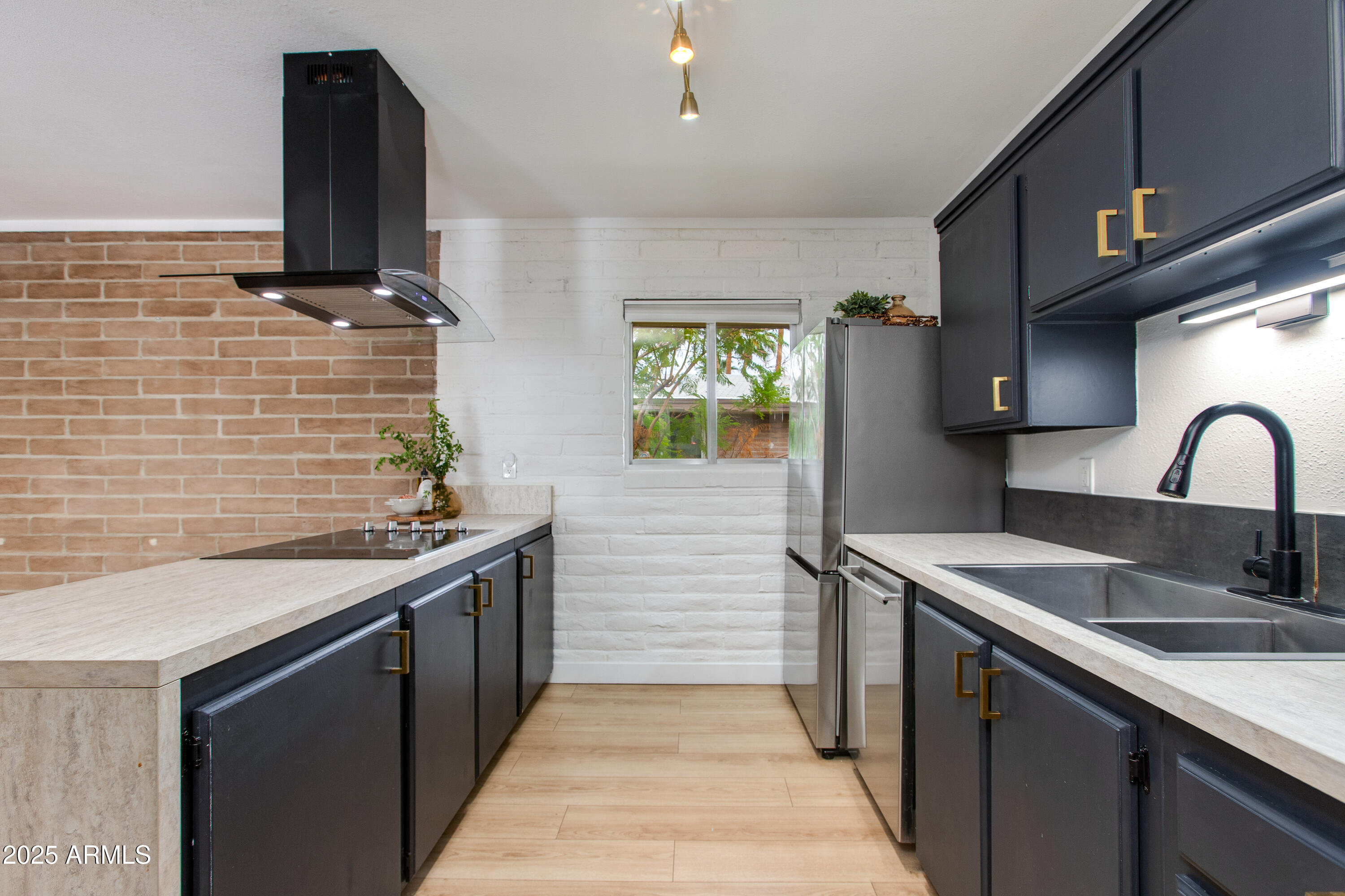 1901 E Missouri Avenue, 219