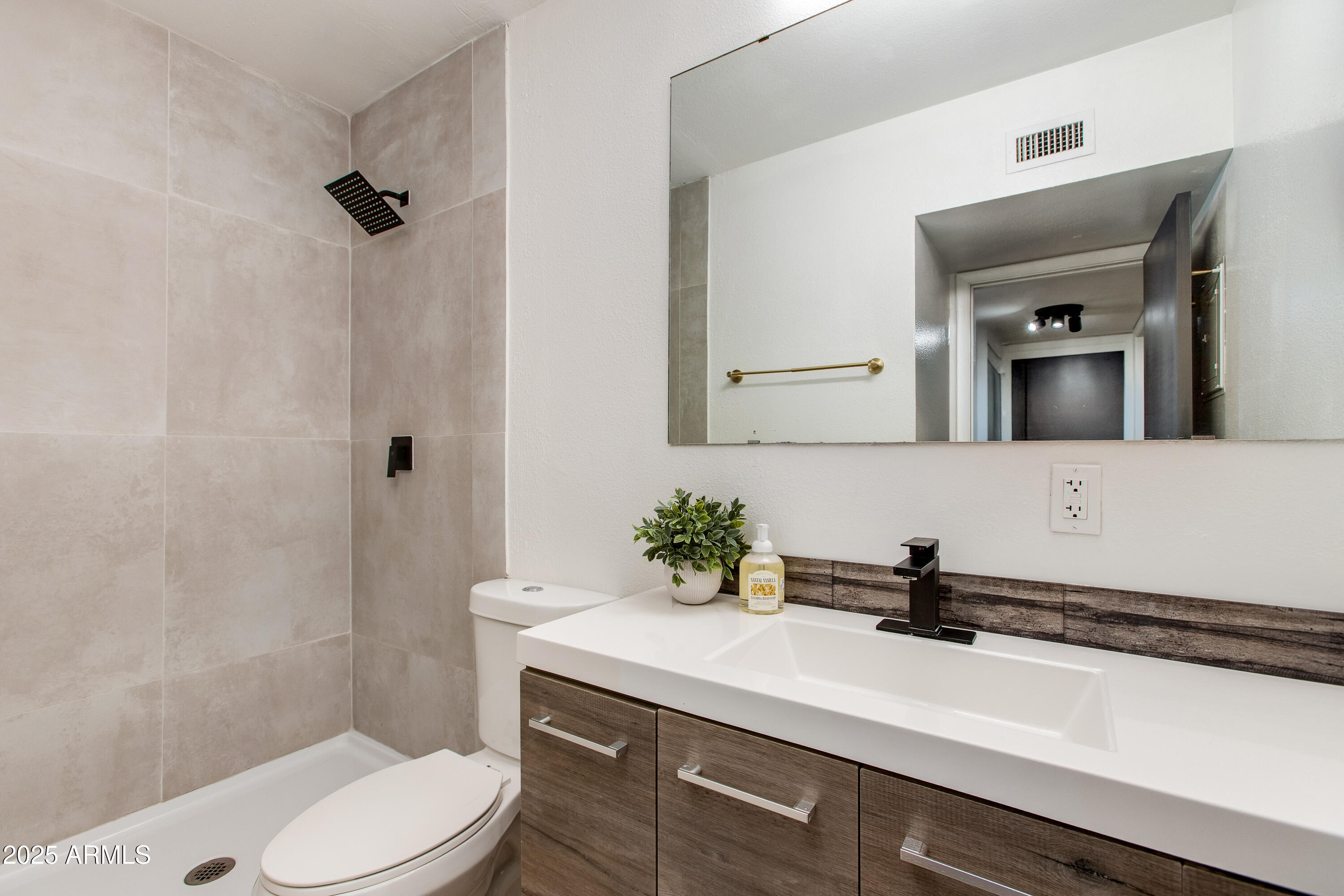 1901 E Missouri Avenue, 219