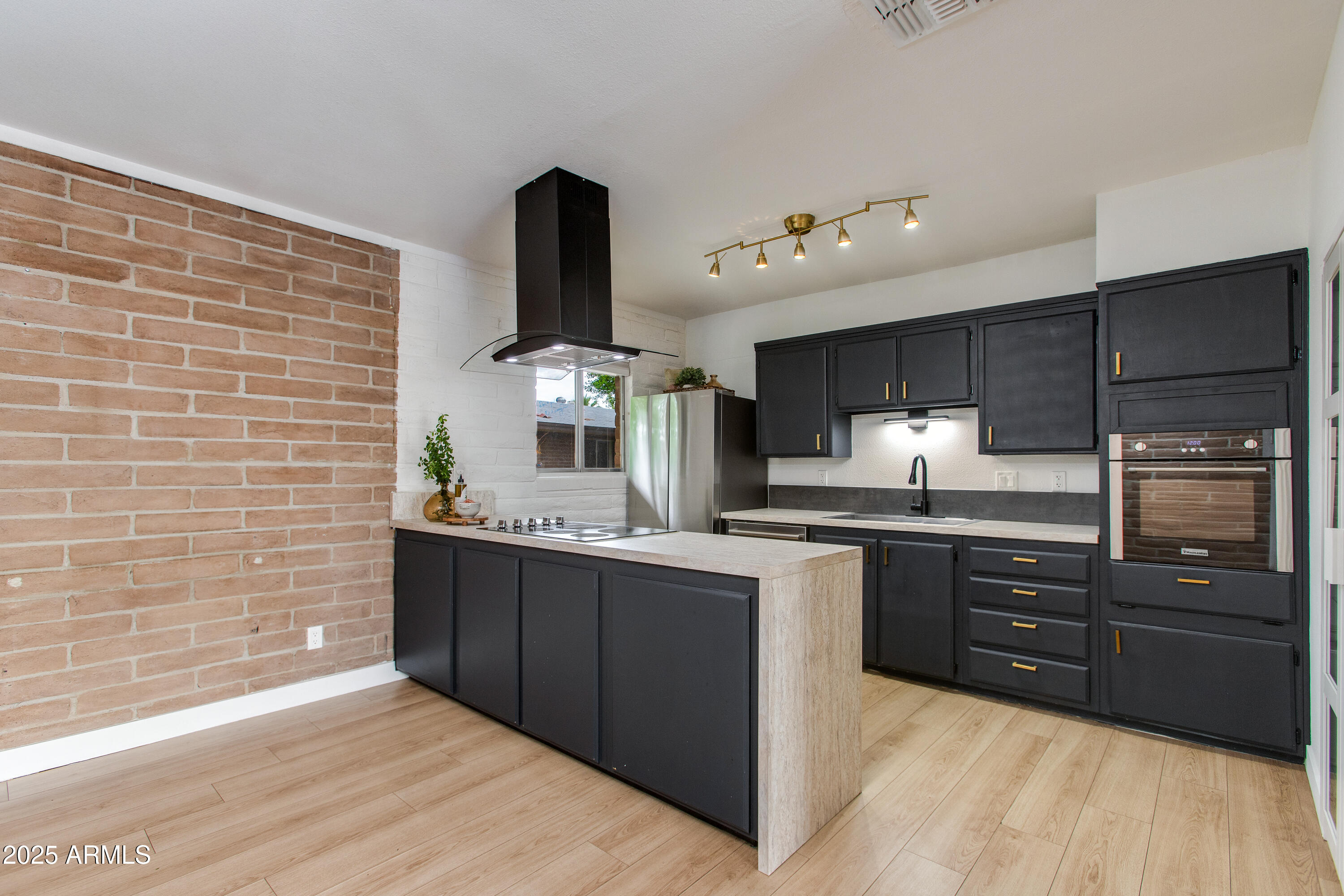 1901 E Missouri Avenue, 219