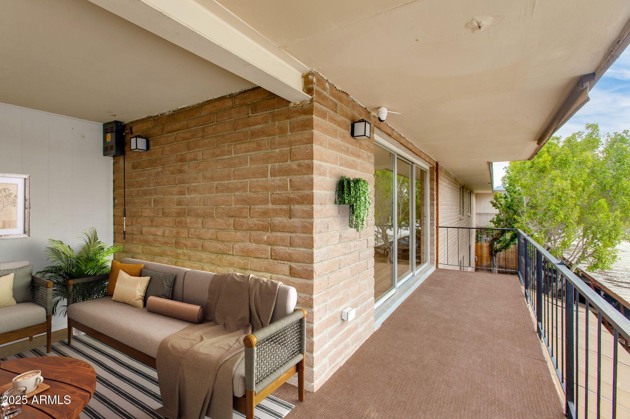 1901 E Missouri Avenue, 219