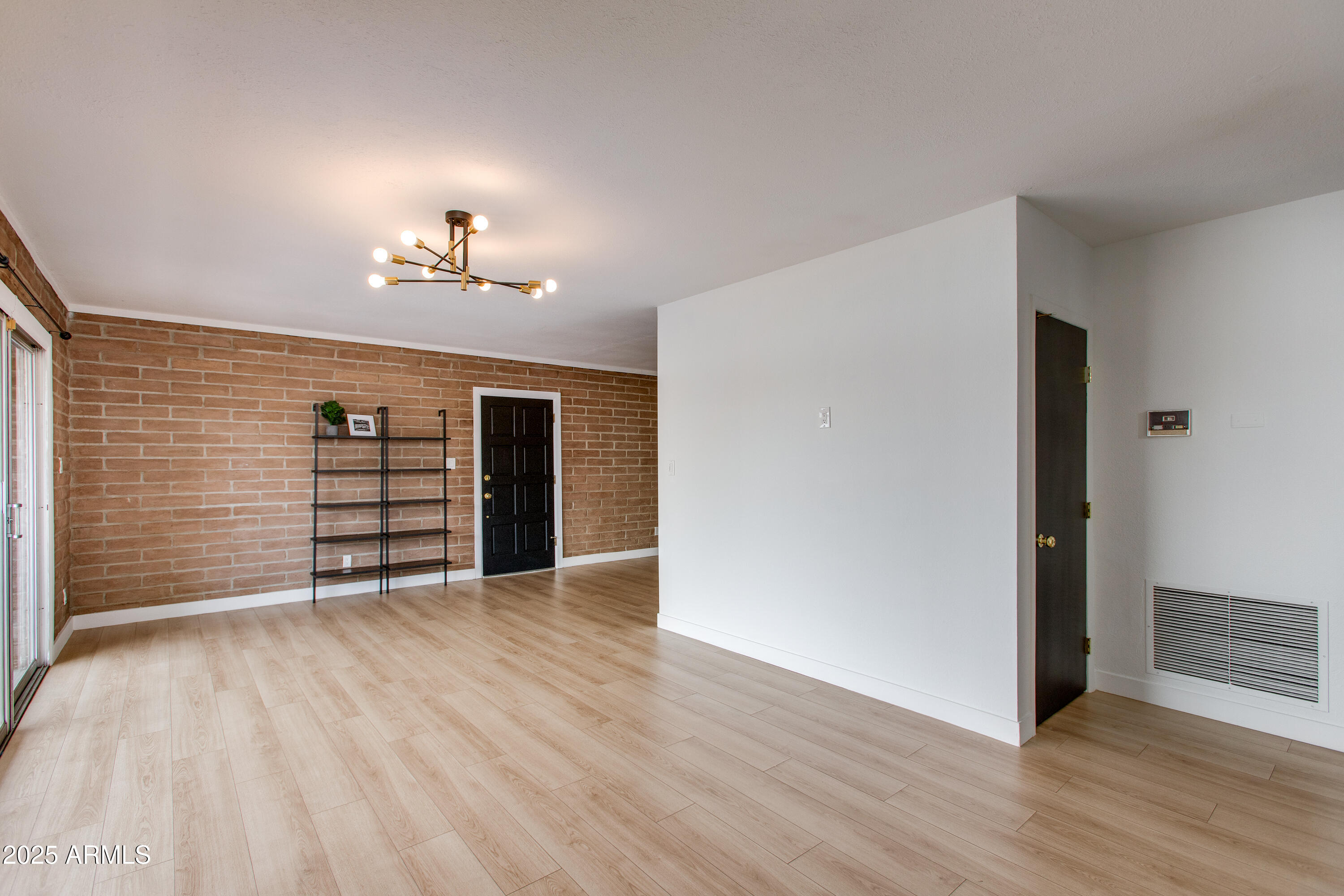 1901 E Missouri Avenue, 219