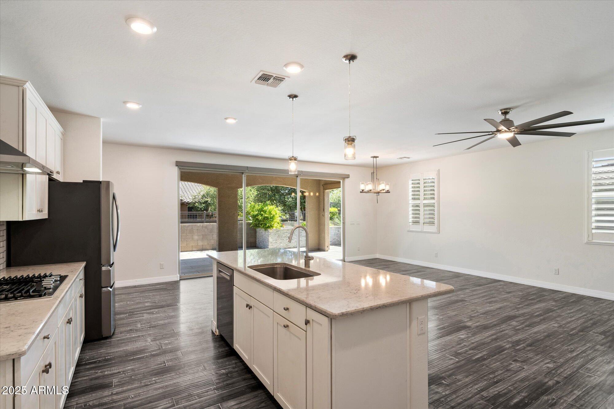 203 E ROADRUNNER Drive, Chandler