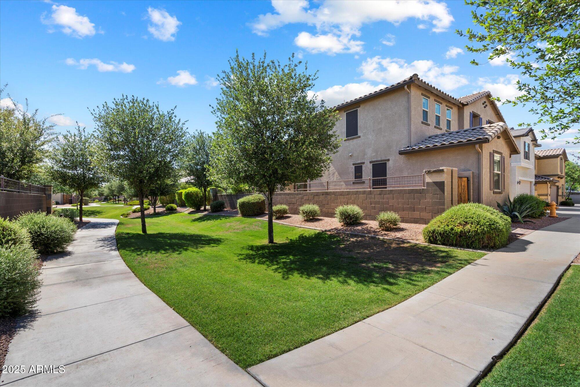 203 E ROADRUNNER Drive, Chandler