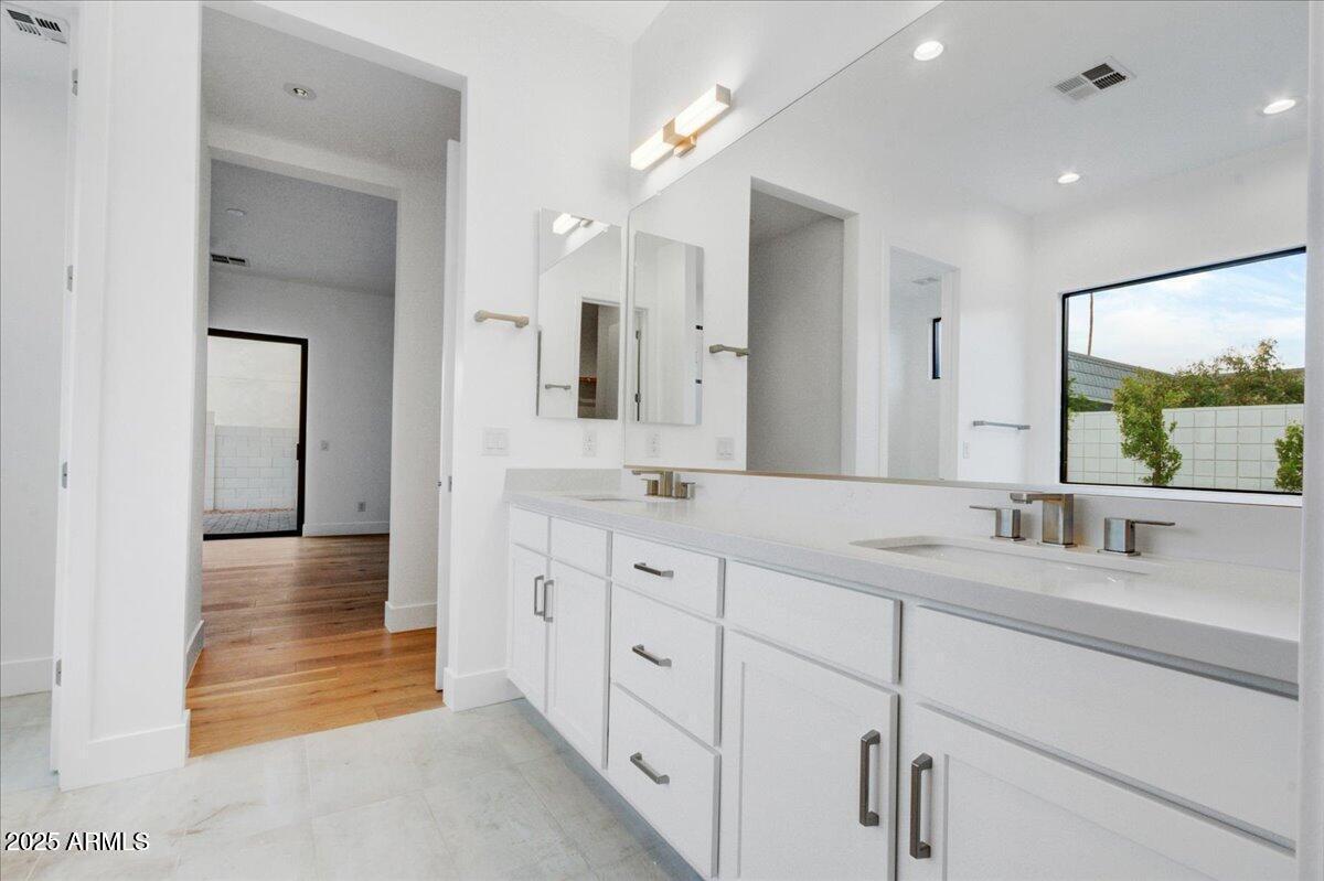 100 W NORTHERN Avenue 4